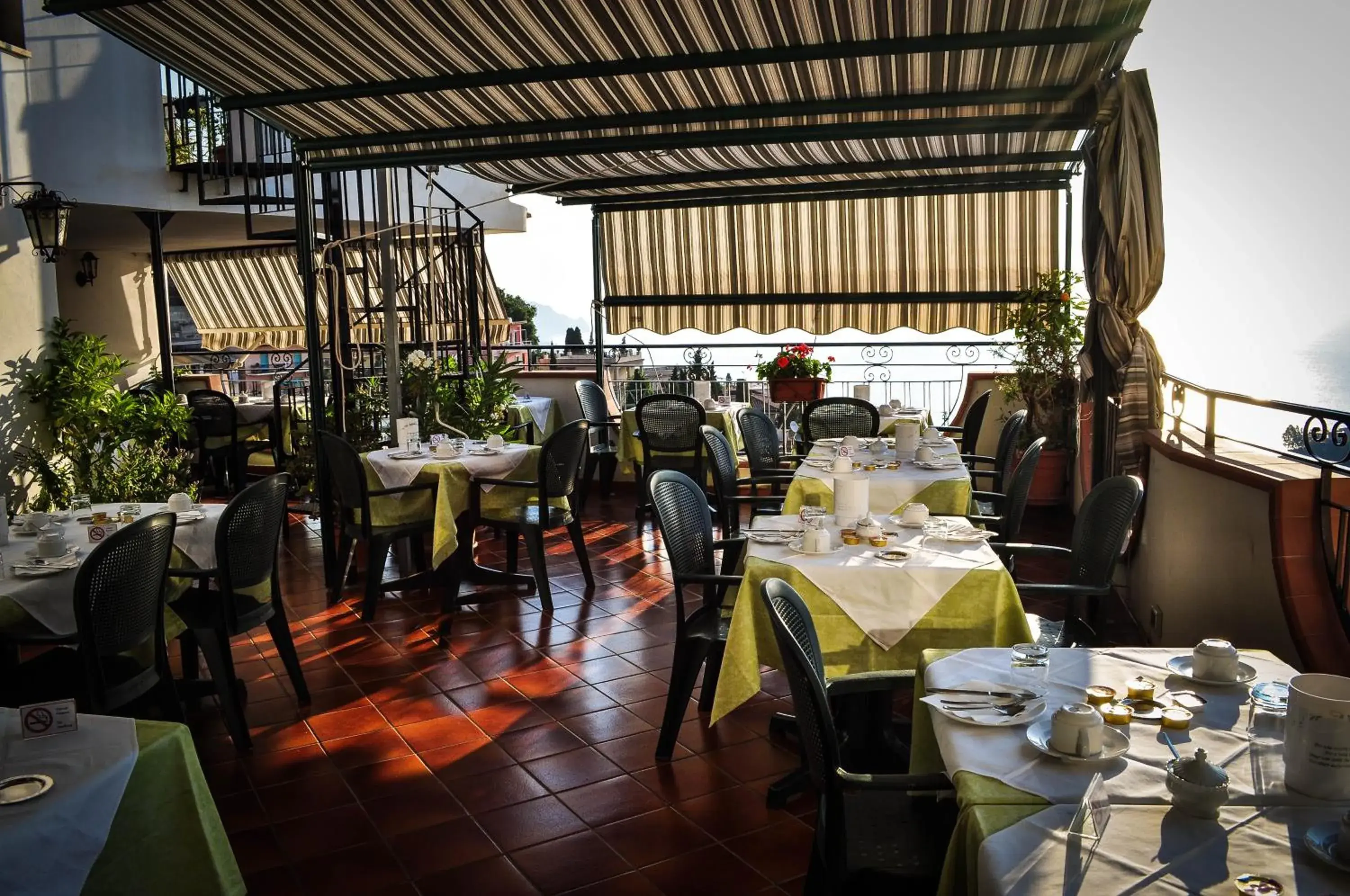 Restaurant/Places to Eat in Hotel Condor