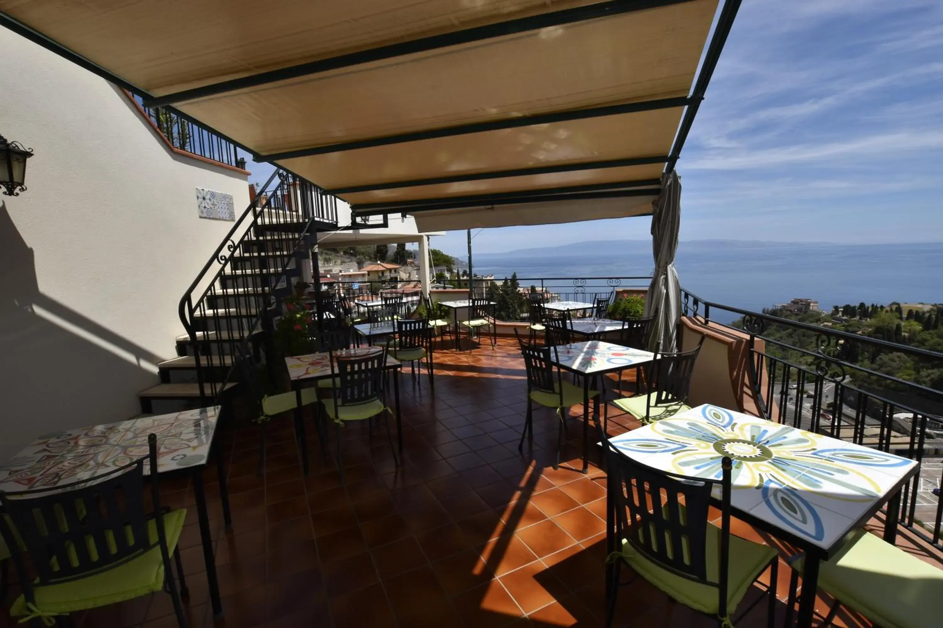 Restaurant/Places to Eat in Hotel Condor