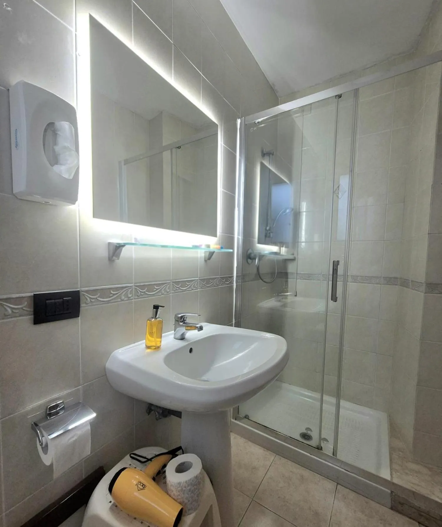 Shower in Hotel Condor