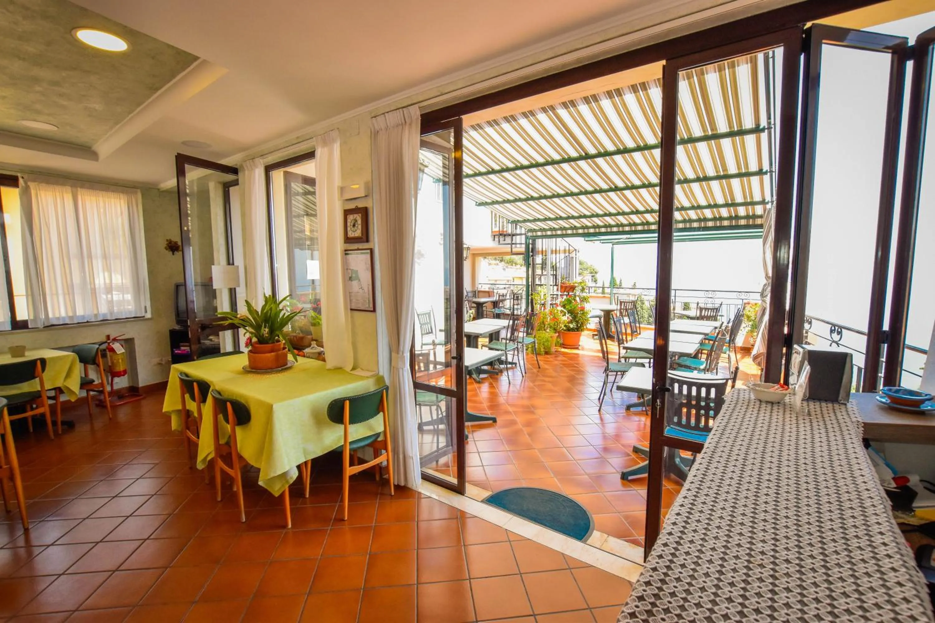 Communal lounge/ TV room in Hotel Condor