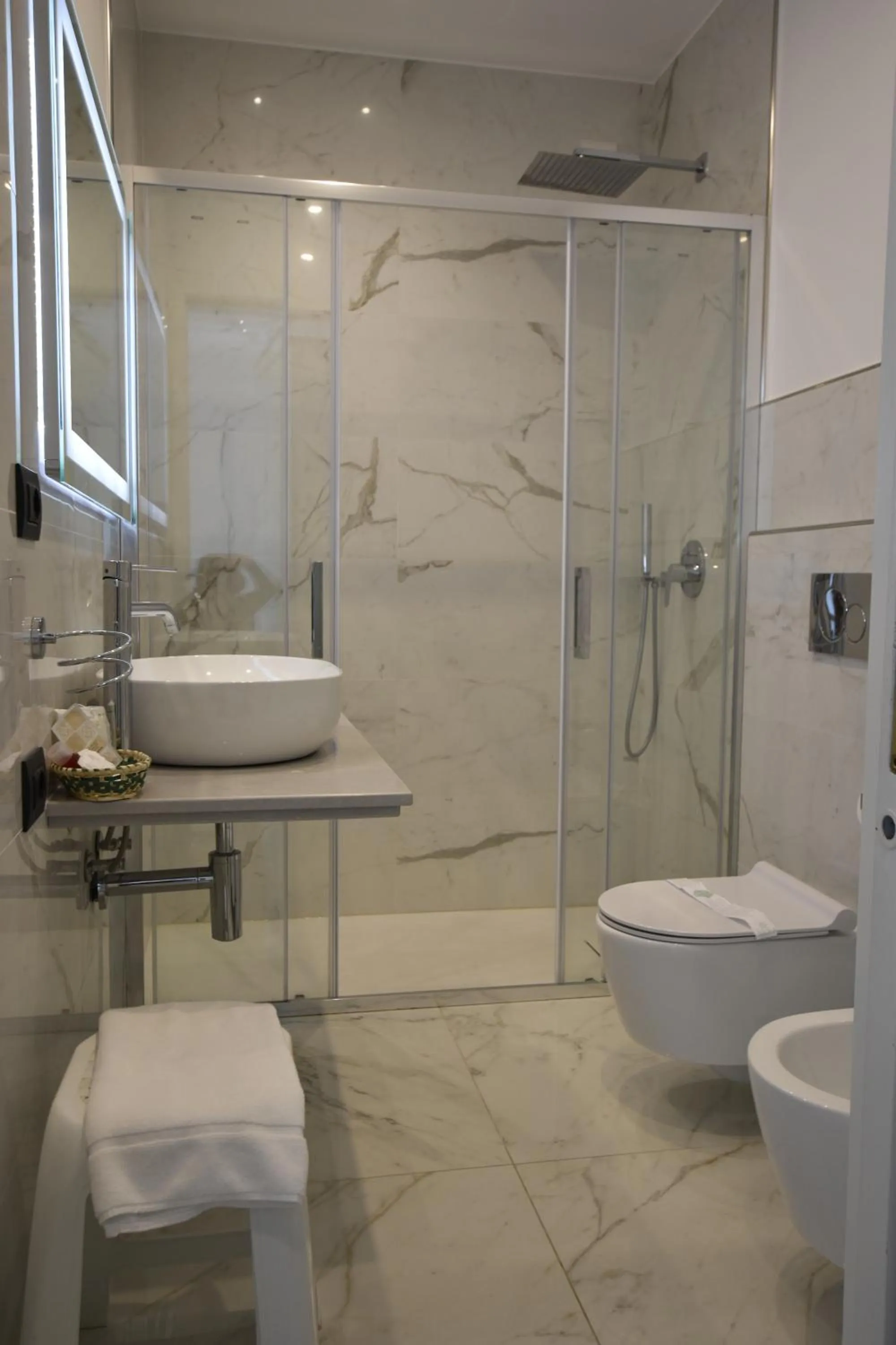 Shower in Hotel Condor