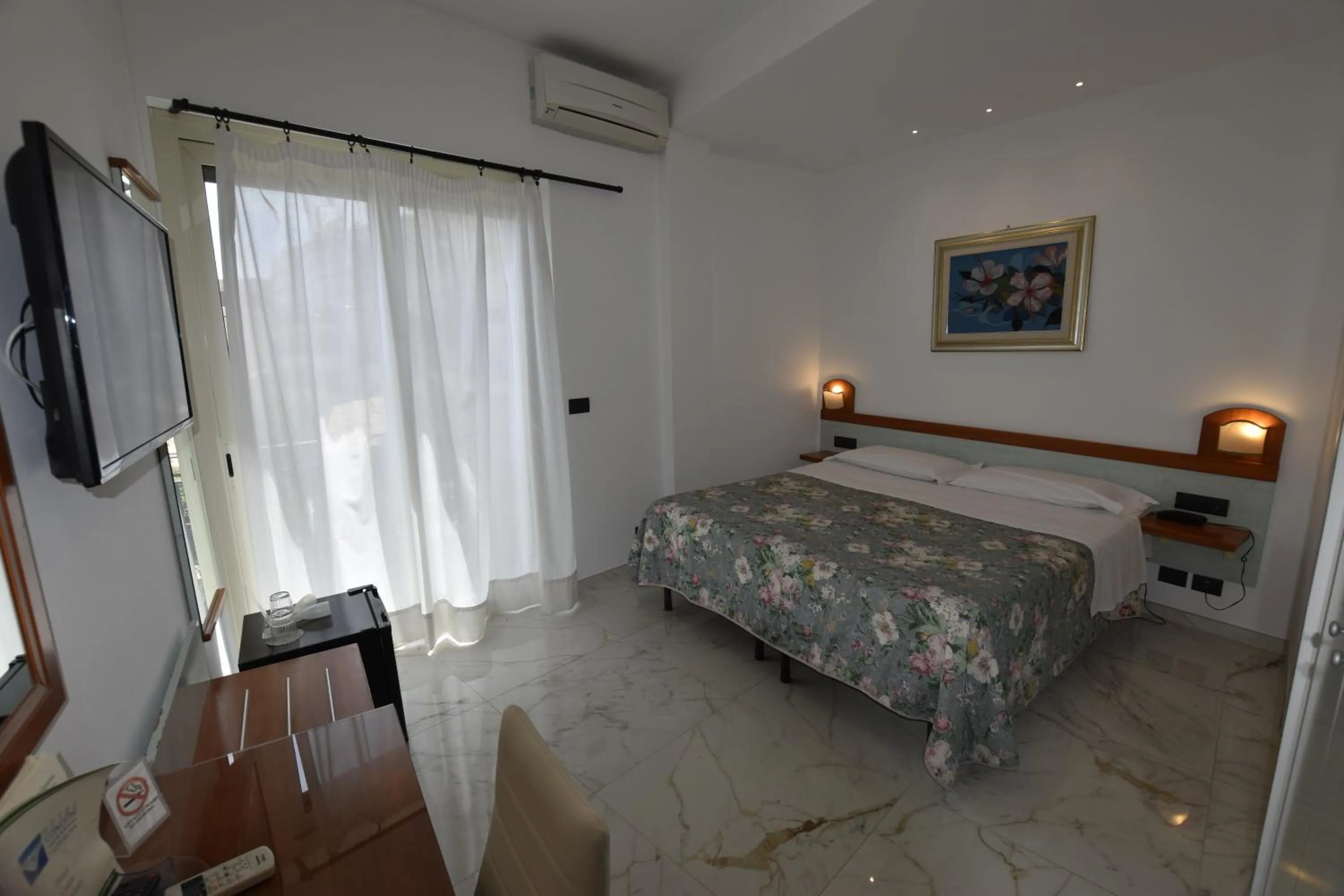 Photo of the whole room, Bed in Hotel Condor