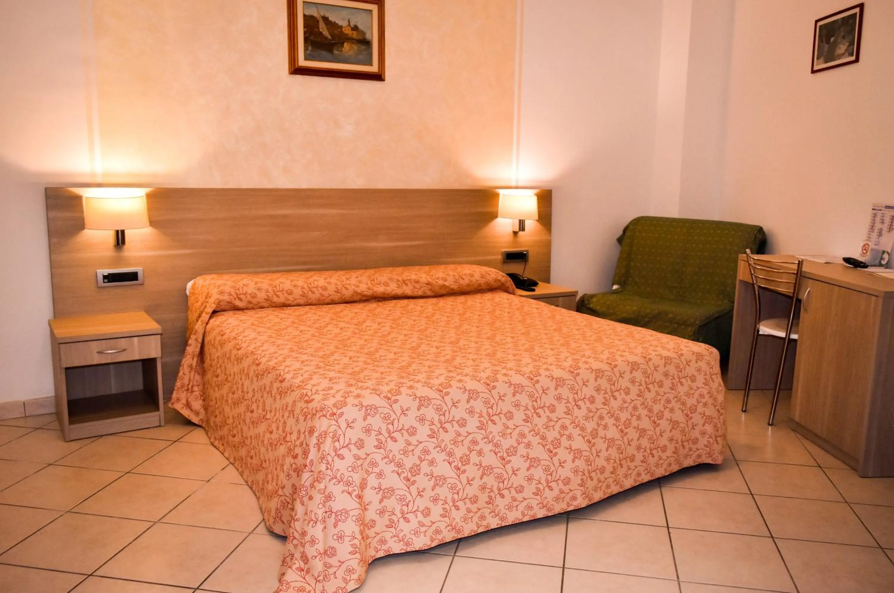 Photo of the whole room, Bed in Hotel Condor