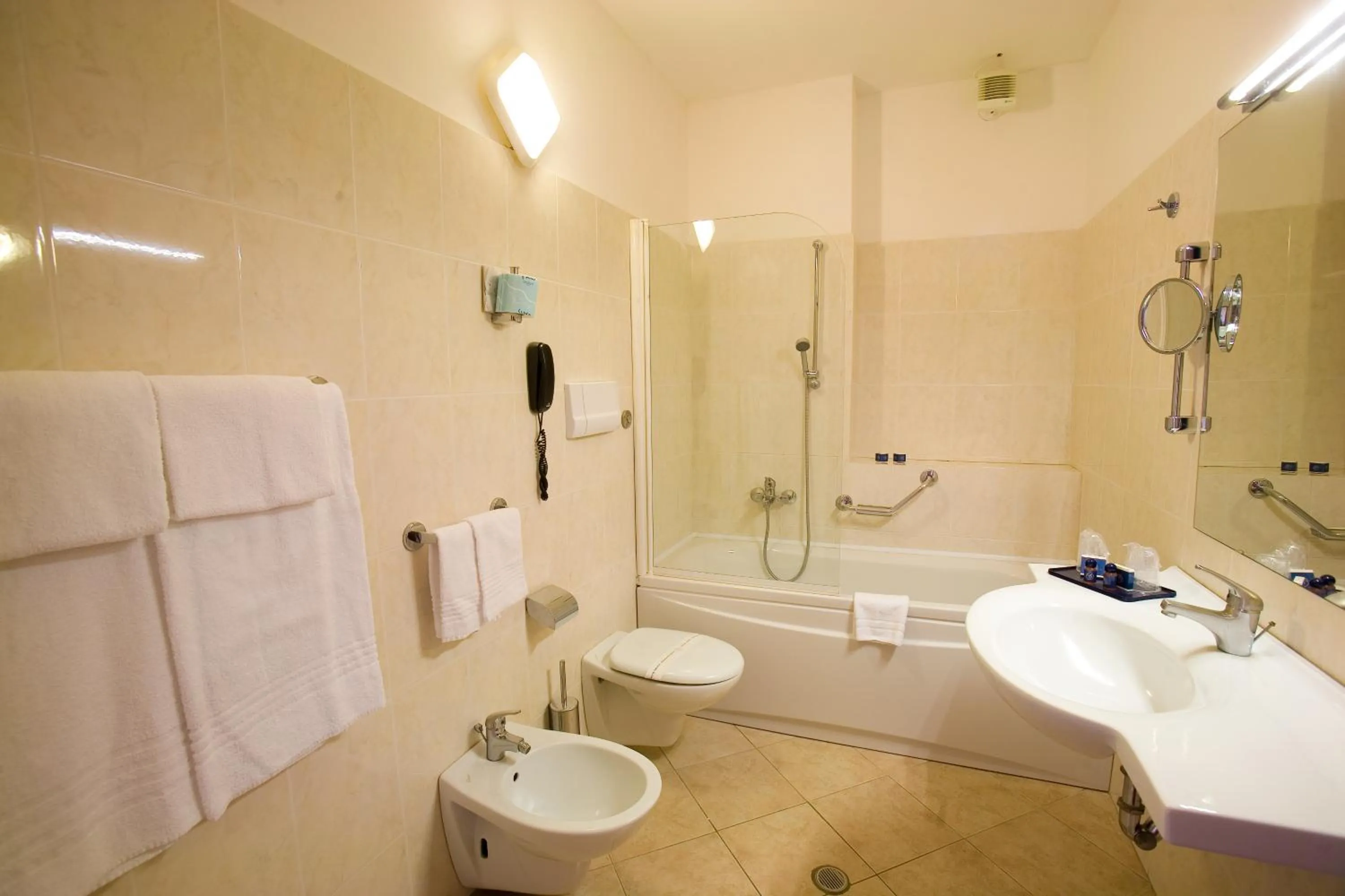 Bathroom in Hotel Villa Esperia