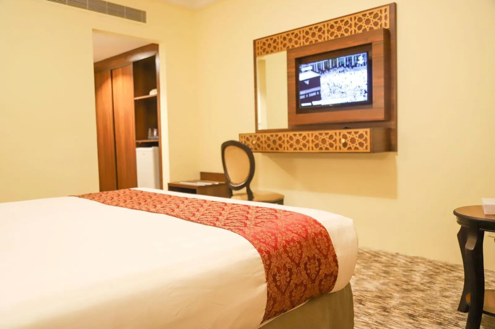 Bed in Abraj Al Tayseer Tuwa Hotel