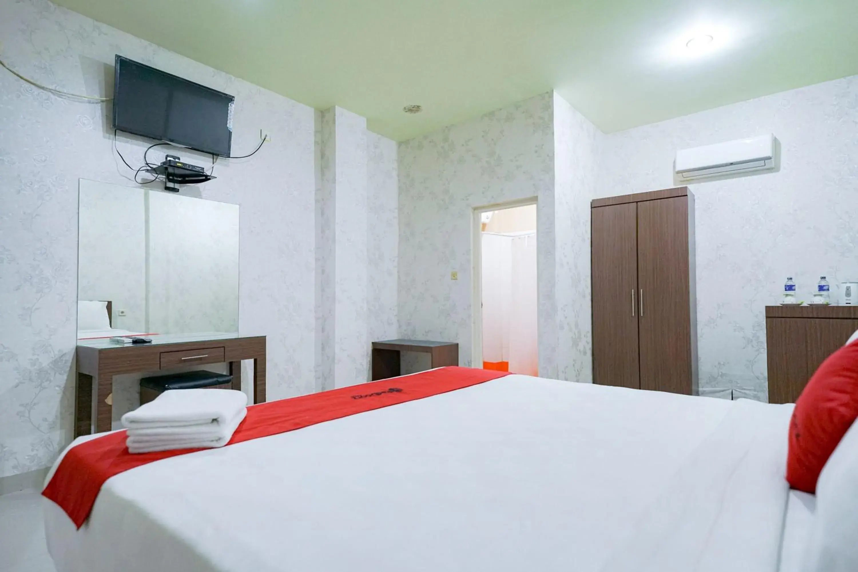 Bedroom, Bed in RedDoorz Plus @ Jalan FL Lumban Tobing Sibolga Bedroom, Bed in RedDoorz Plus @ Jalan FL Lumban Tobing Sibolga