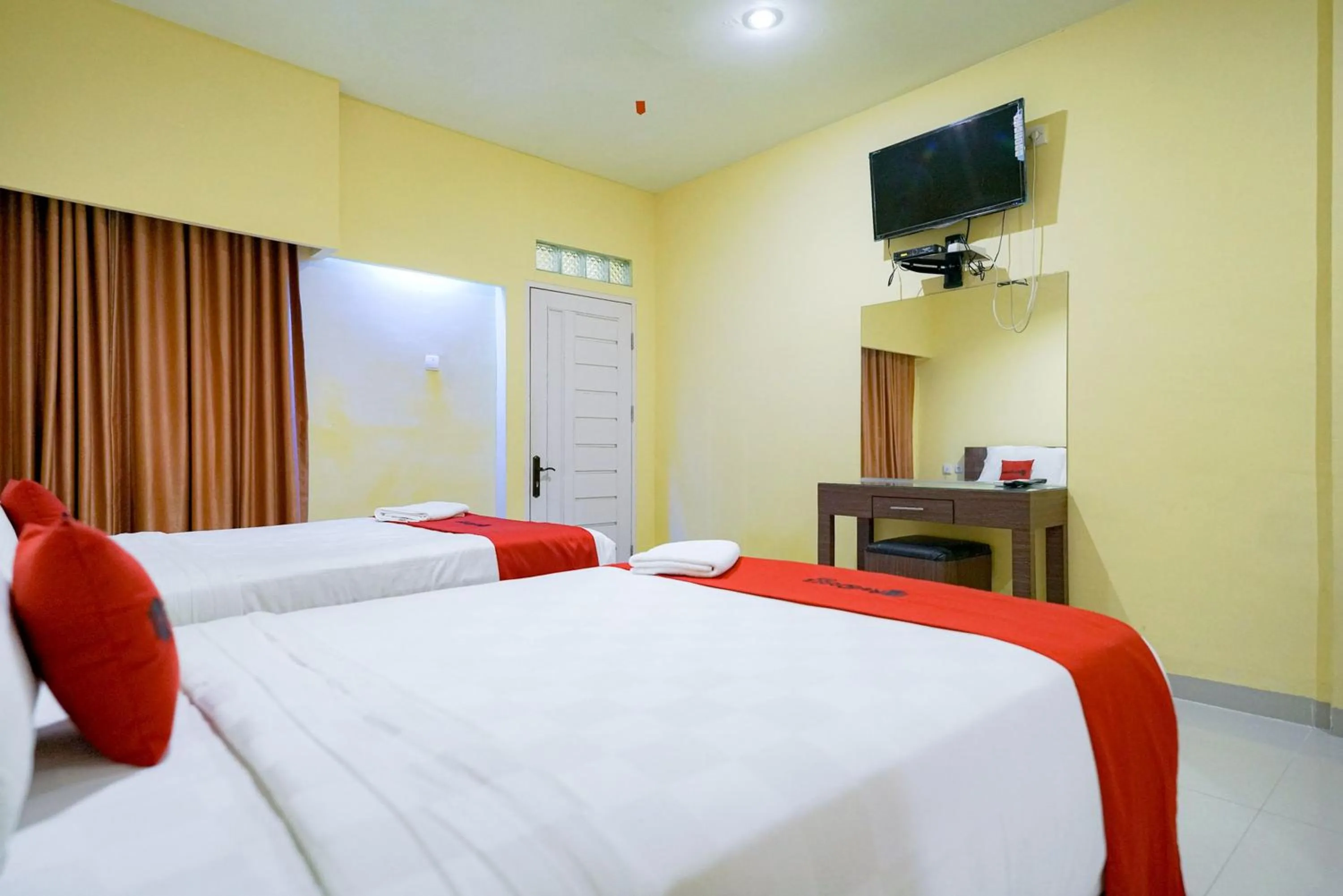 Bedroom, Bed in RedDoorz Plus @ Jalan FL Lumban Tobing Sibolga