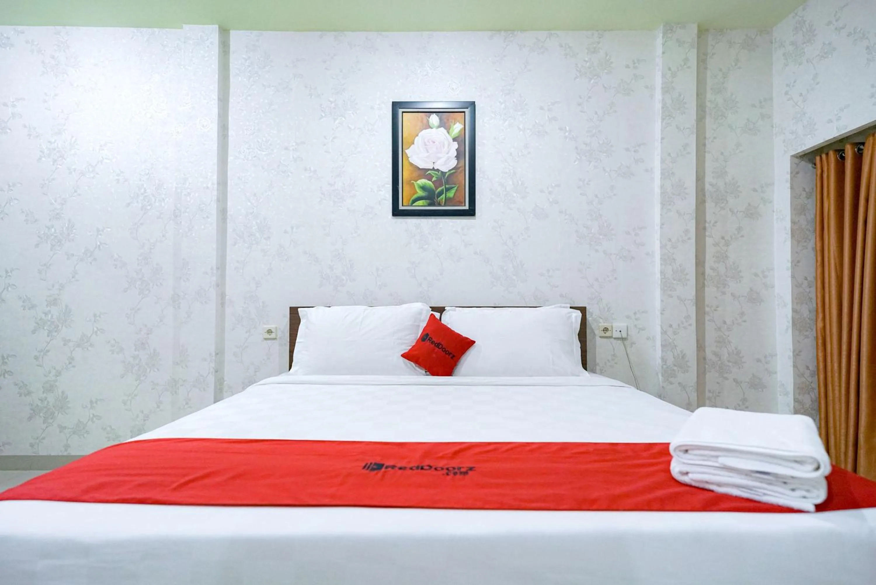 Bedroom, Bed in RedDoorz Plus @ Jalan FL Lumban Tobing Sibolga