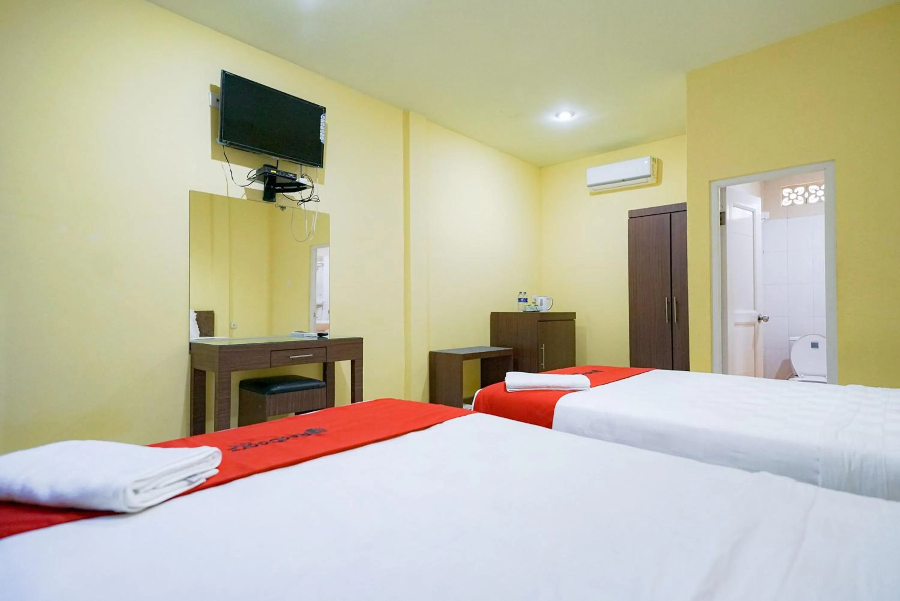 Bedroom, Bed in RedDoorz Plus @ Jalan FL Lumban Tobing Sibolga