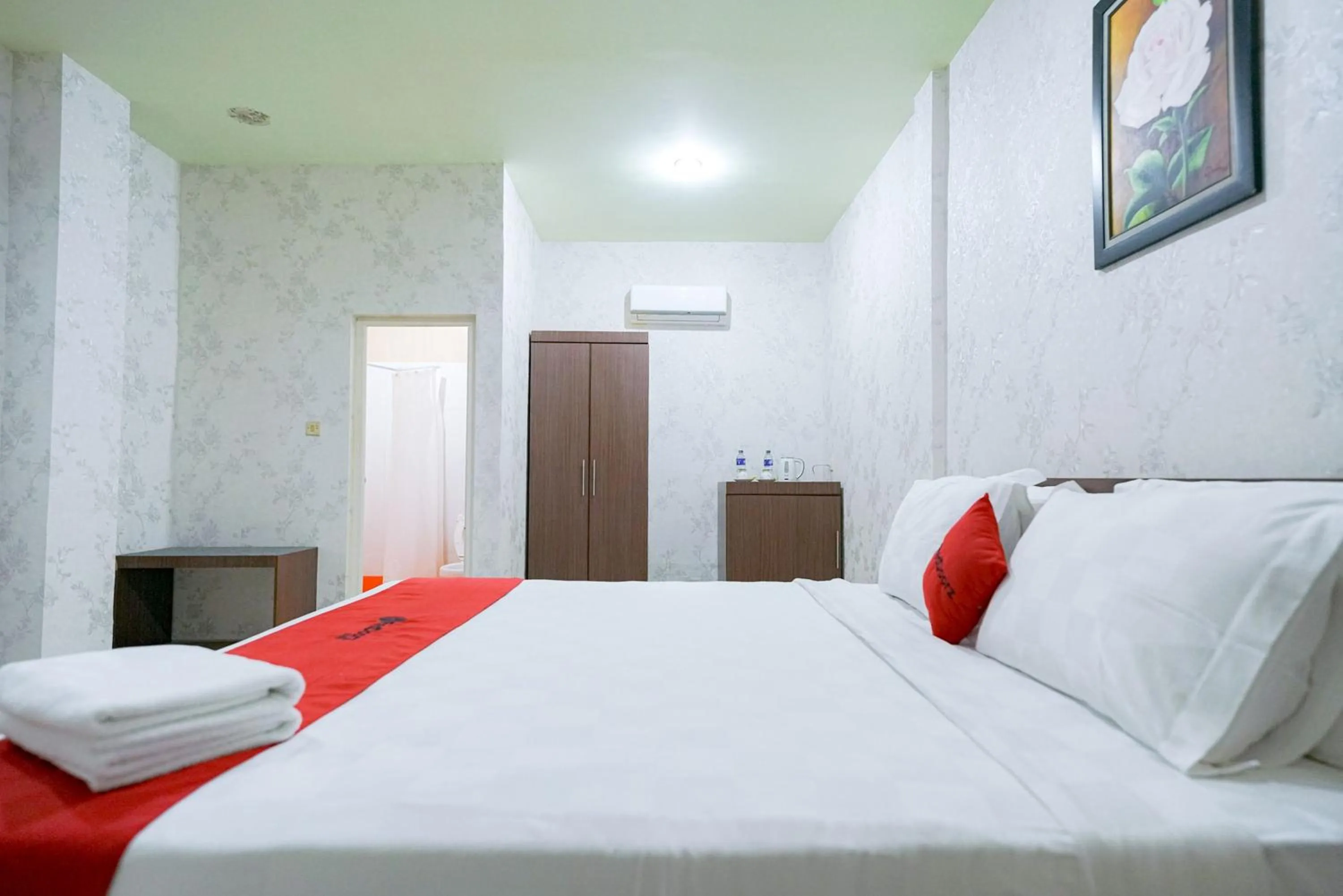 Bedroom, Bed in RedDoorz Plus @ Jalan FL Lumban Tobing Sibolga