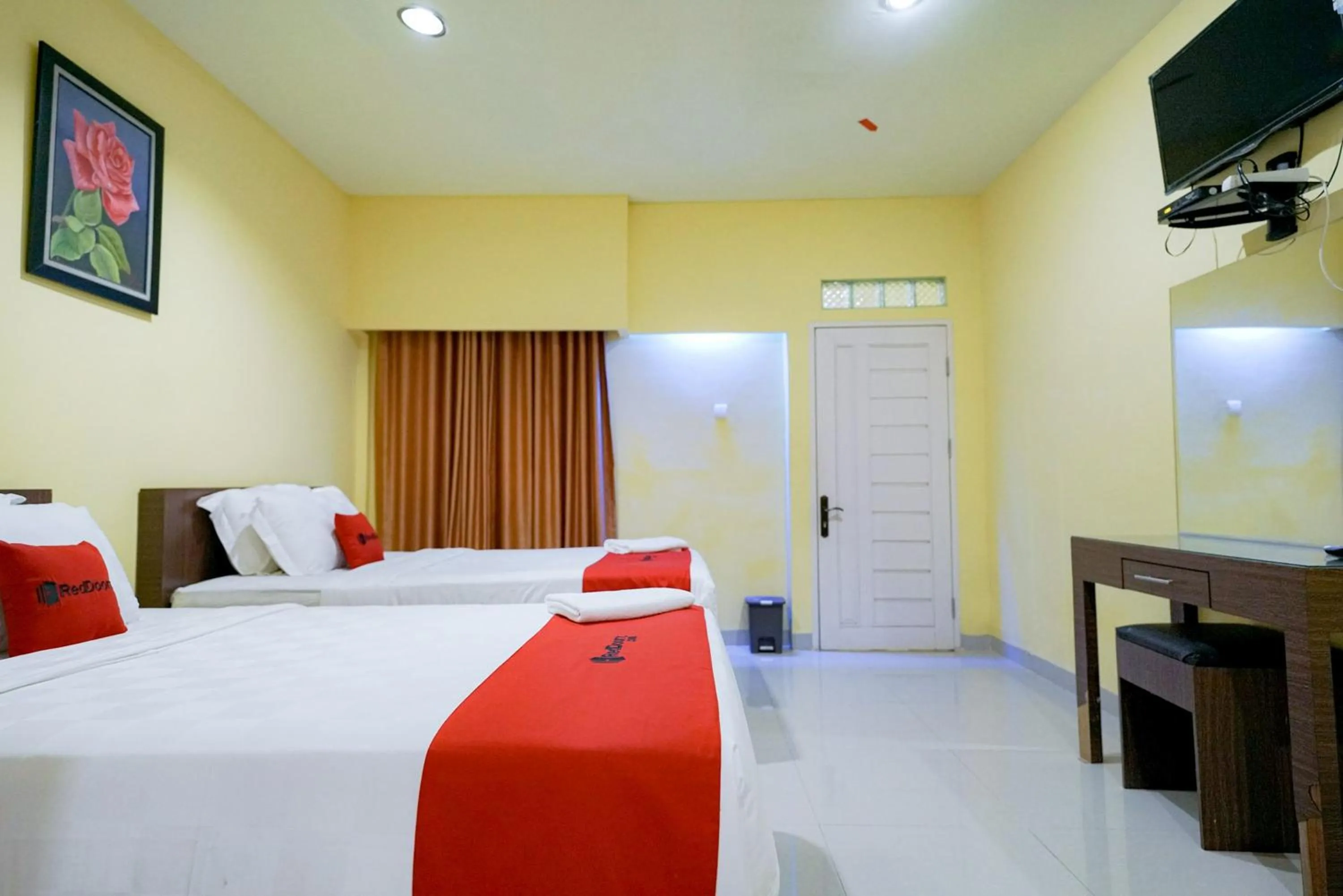 Bedroom, Bed in RedDoorz Plus @ Jalan FL Lumban Tobing Sibolga