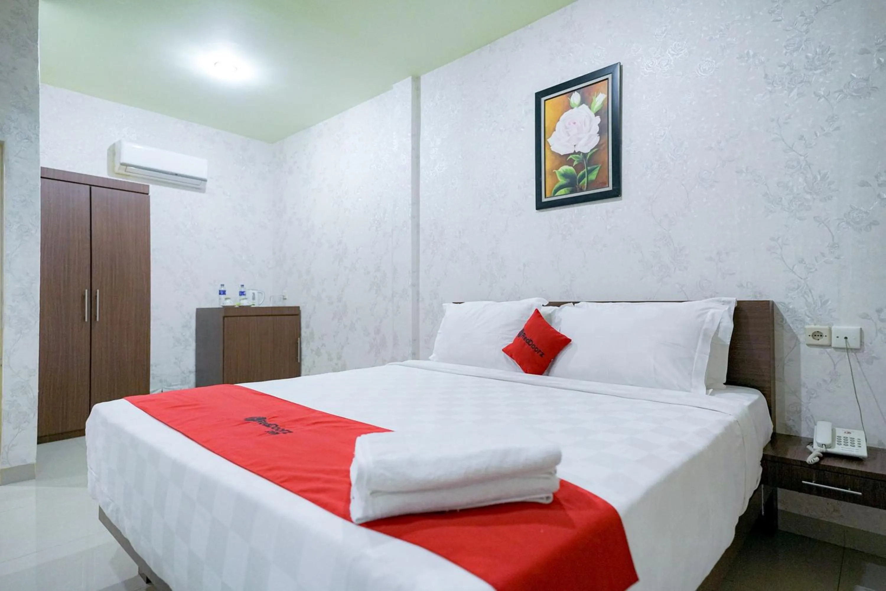Bedroom, Bed in RedDoorz Plus @ Jalan FL Lumban Tobing Sibolga