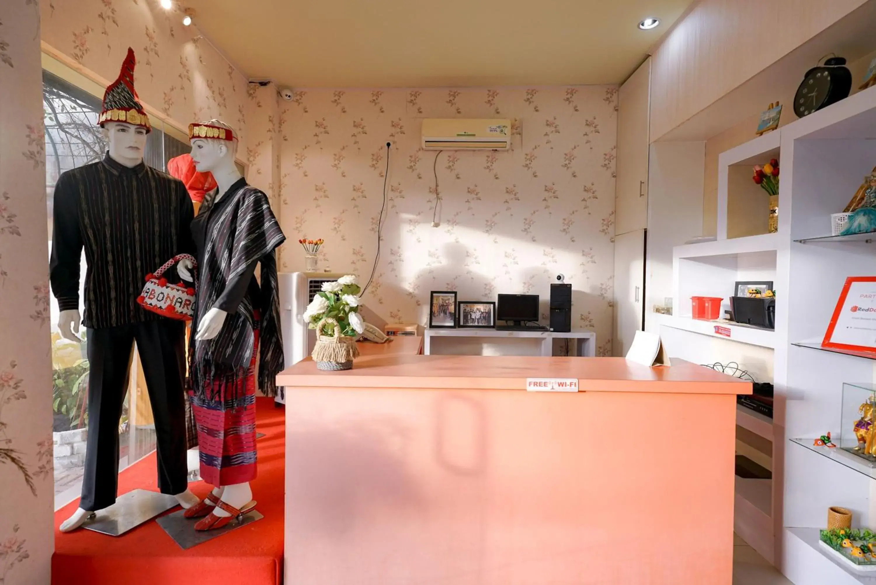 Lobby or reception in RedDoorz Plus @ Jalan FL Lumban Tobing Sibolga Lobby or reception in RedDoorz Plus @ Jalan FL Lumban Tobing Sibolga