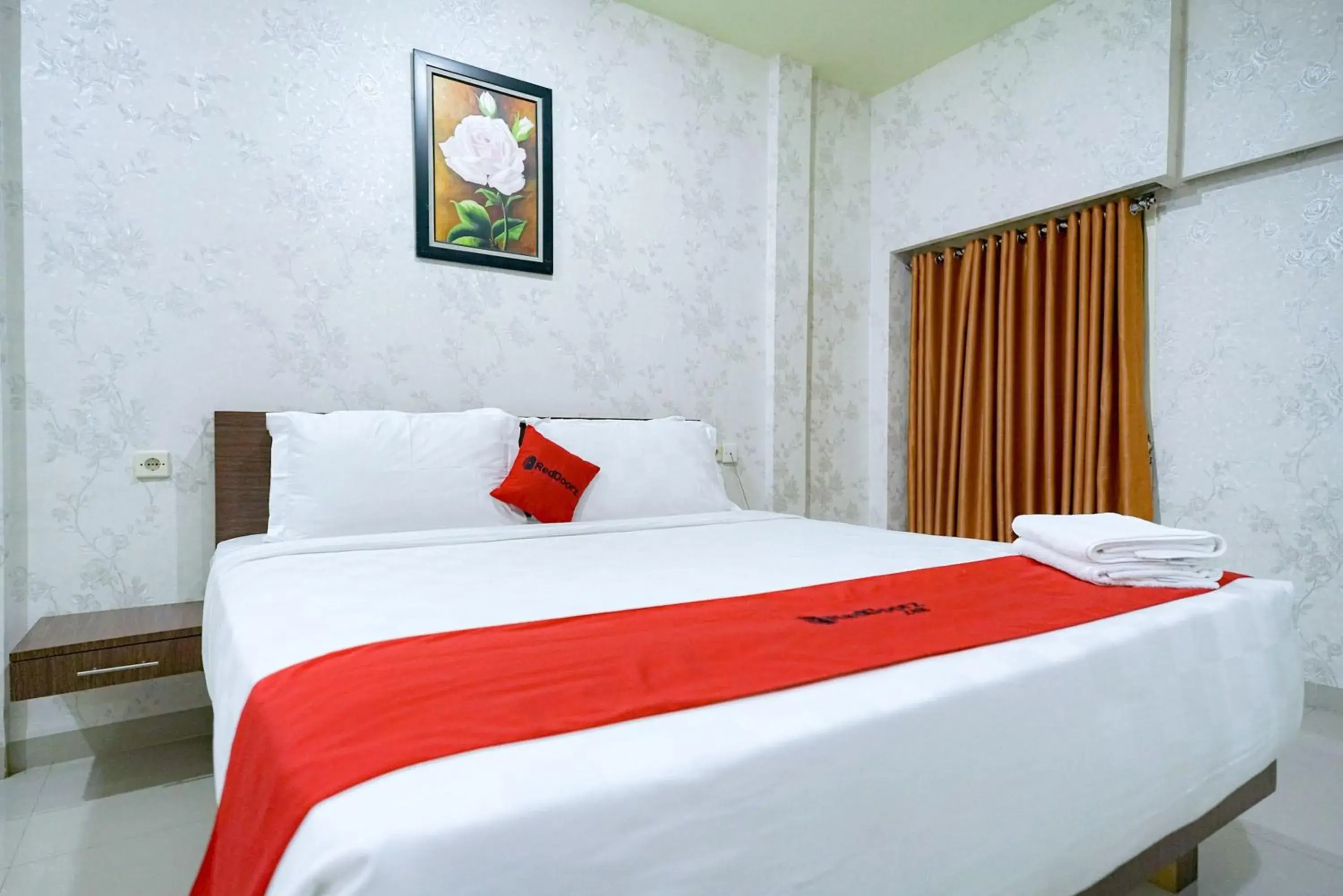 Bedroom, Bed in RedDoorz Plus @ Jalan FL Lumban Tobing Sibolga Bedroom, Bed in RedDoorz Plus @ Jalan FL Lumban Tobing Sibolga