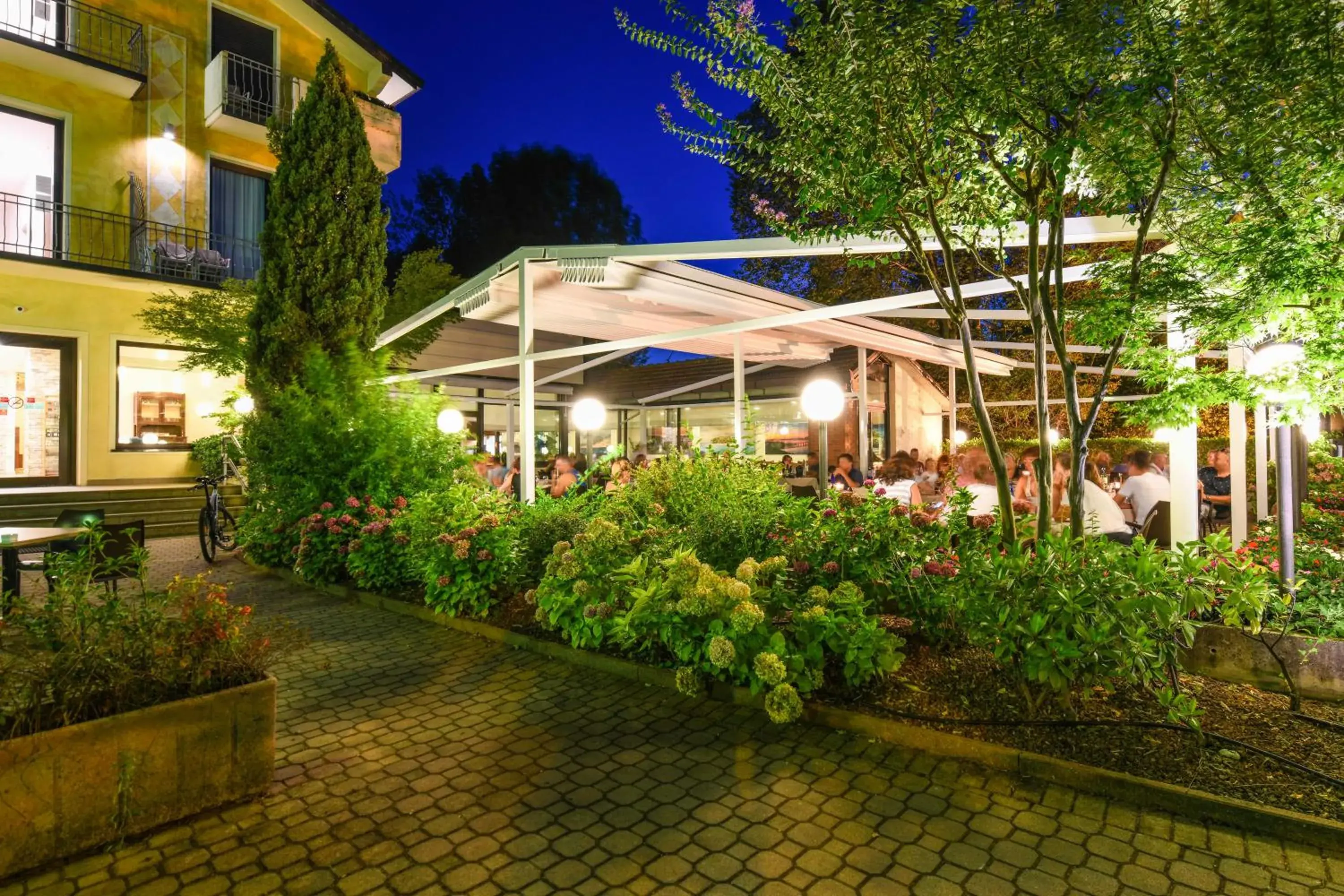 Restaurant/places to eat in Hotel Riel Restaurant/places to eat in Hotel Riel