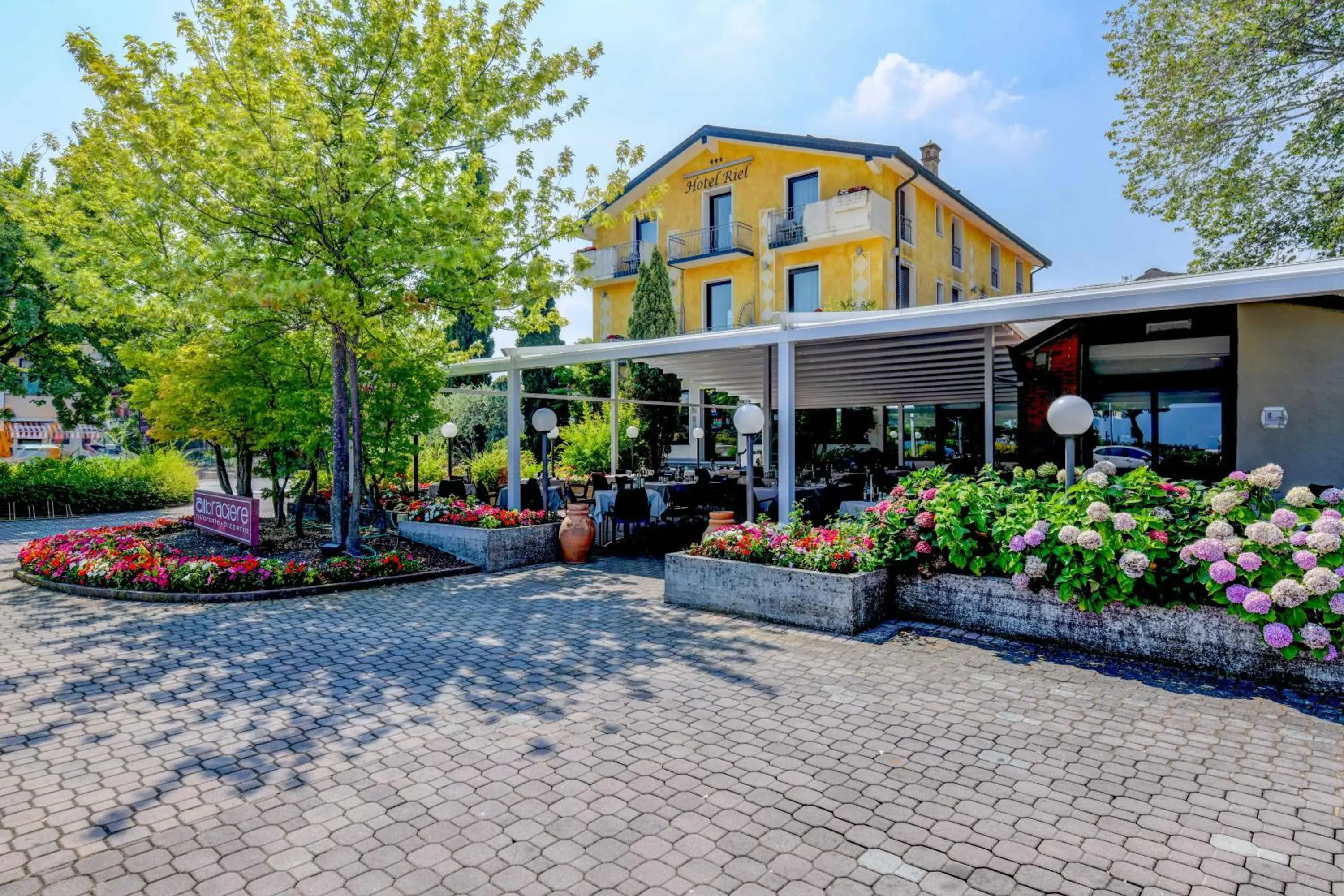 Restaurant/places to eat in Hotel Riel Restaurant/places to eat in Hotel Riel