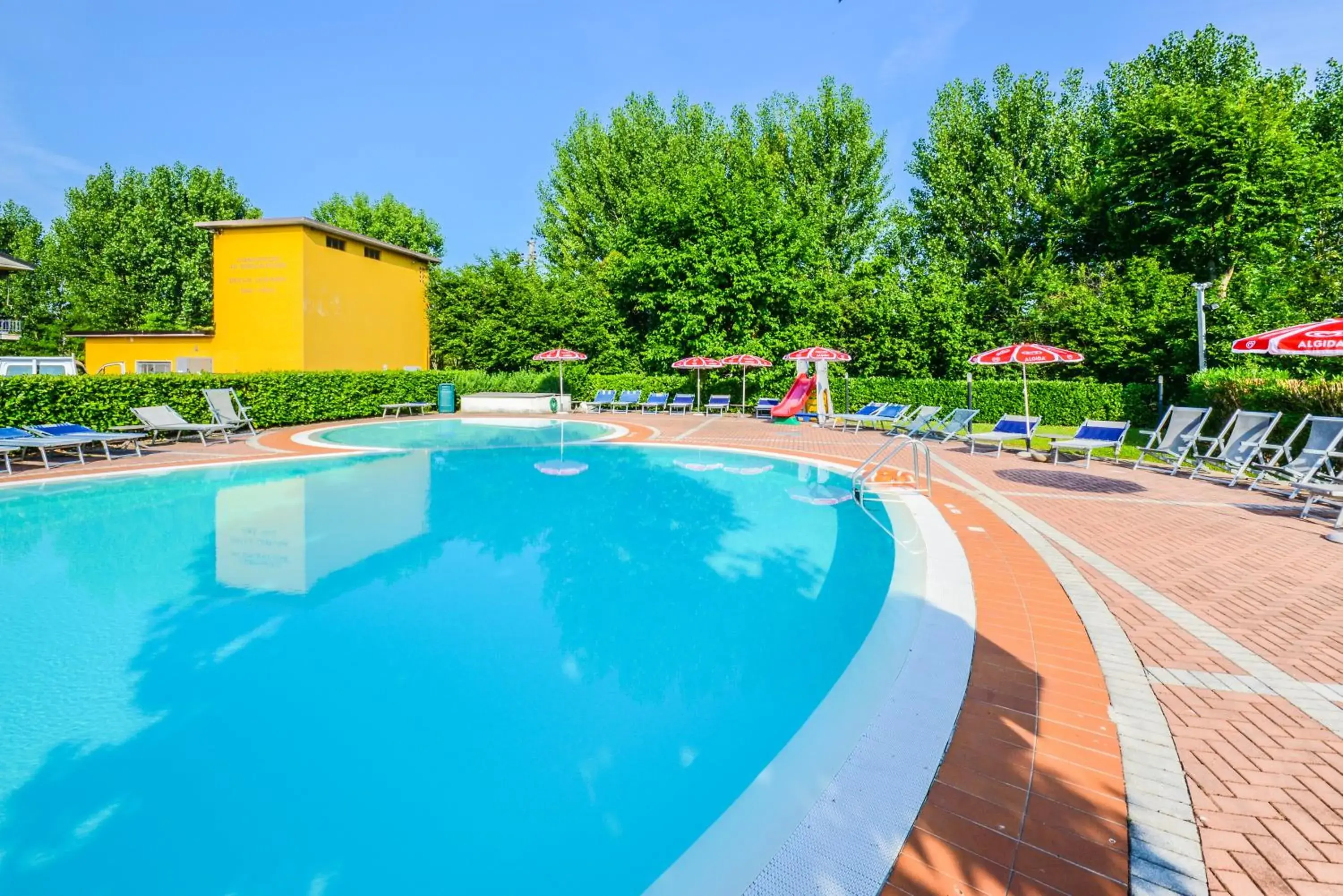 Swimming pool in Hotel Riel Swimming pool in Hotel Riel