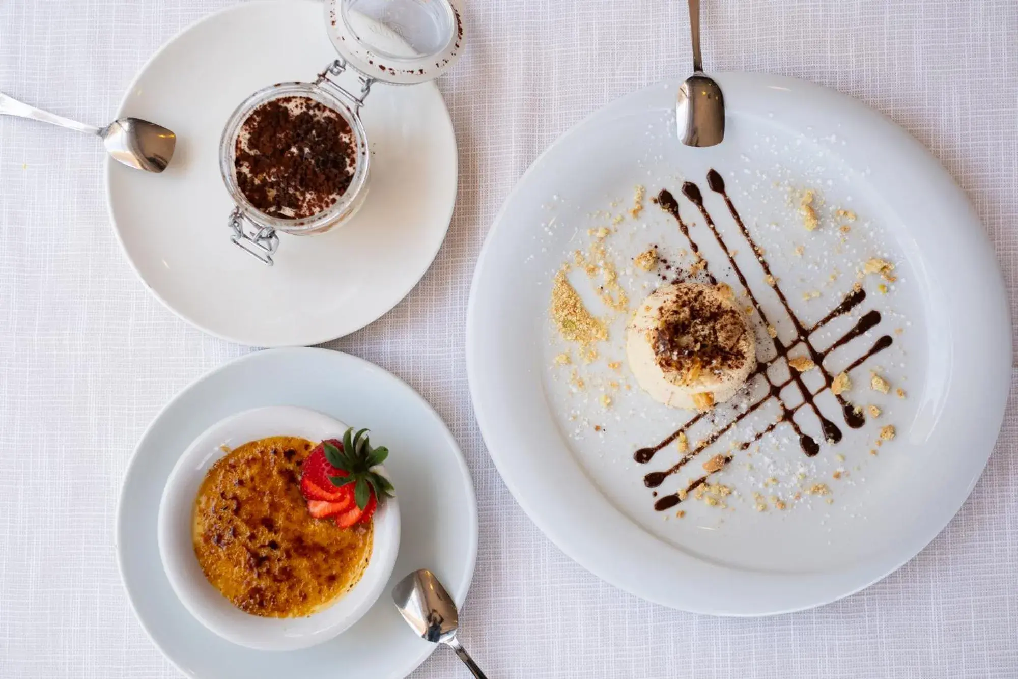 Restaurant/places to eat in Hotel Riel Restaurant/places to eat in Hotel Riel