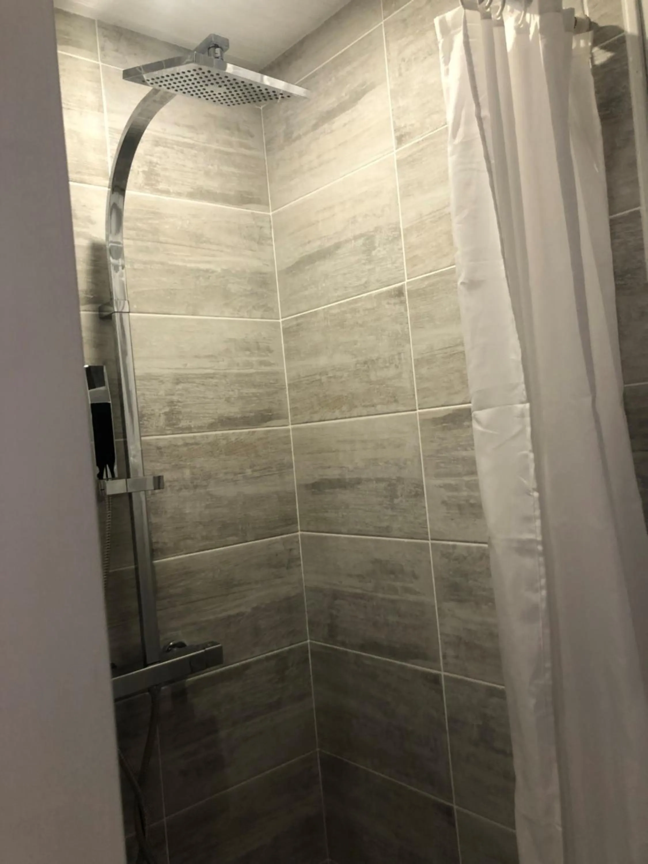 Shower in Grande Chambre Familiale JAUNE Tout Bonnement Bien