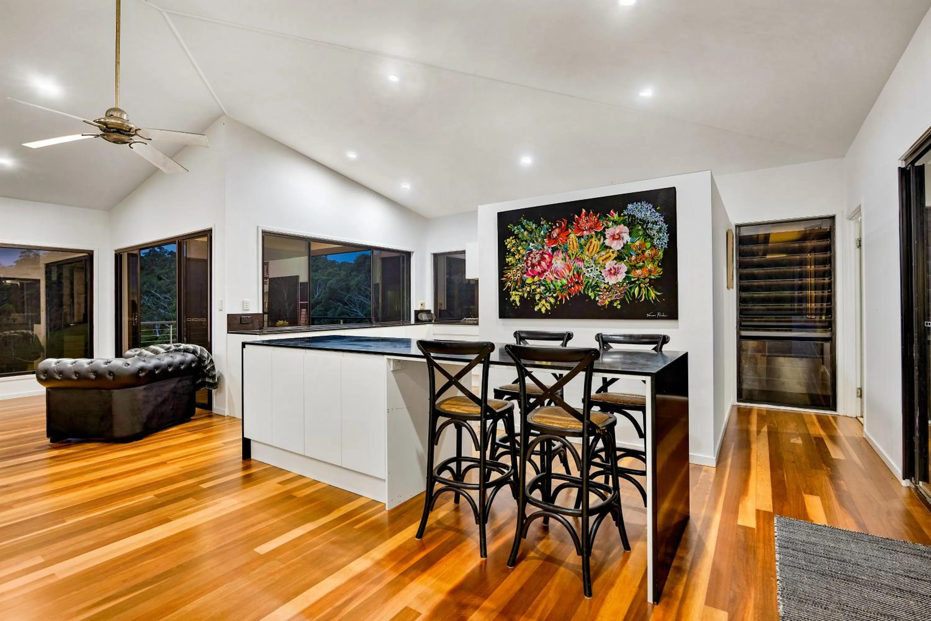 Kitchen or kitchenette in Whispering Valley Cottage Retreat