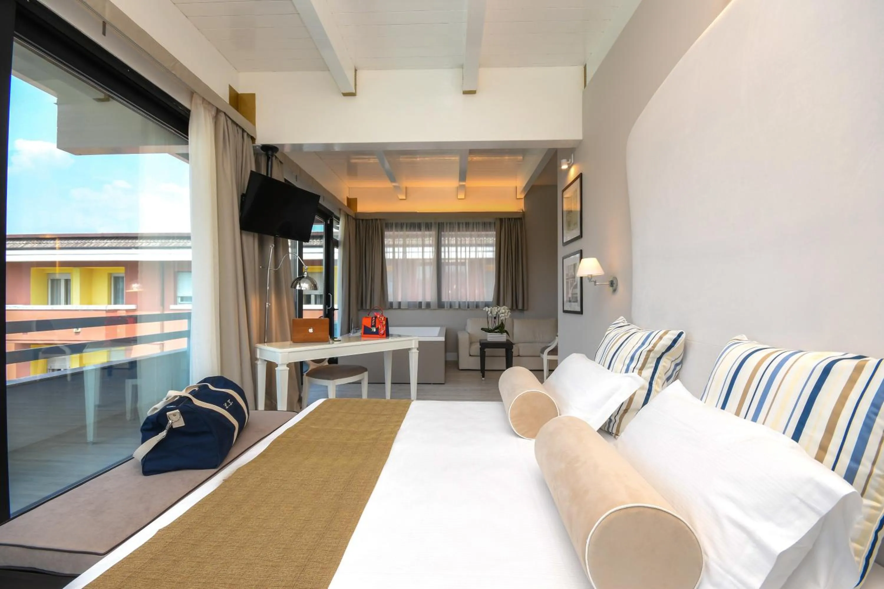 Hot Tub, Bed in Hotel Oliveto