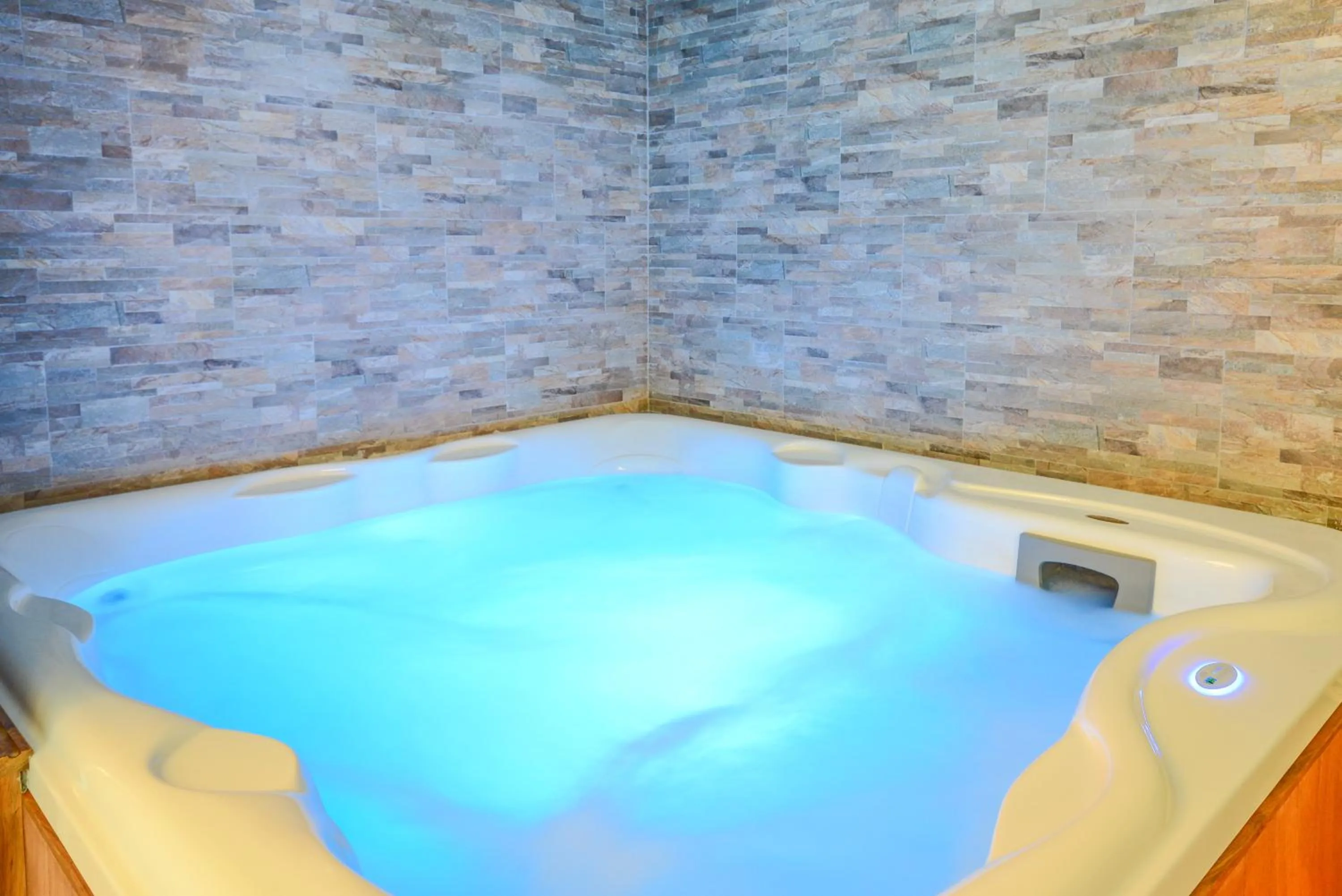 Hot Tub in Hotel Oliveto