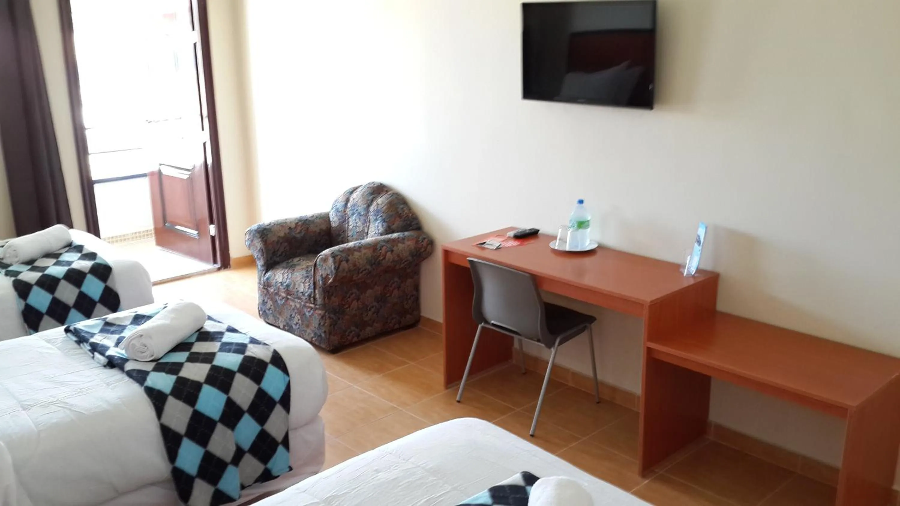 Day, Bed in Express Inn Coronado & Camping