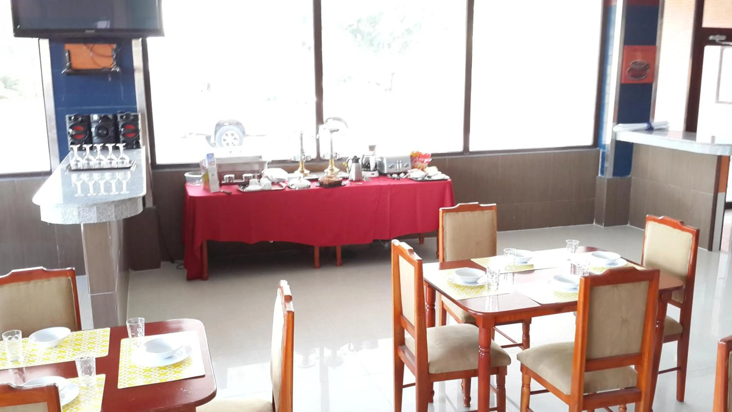 Restaurant/places to eat in Express Inn Coronado & Camping