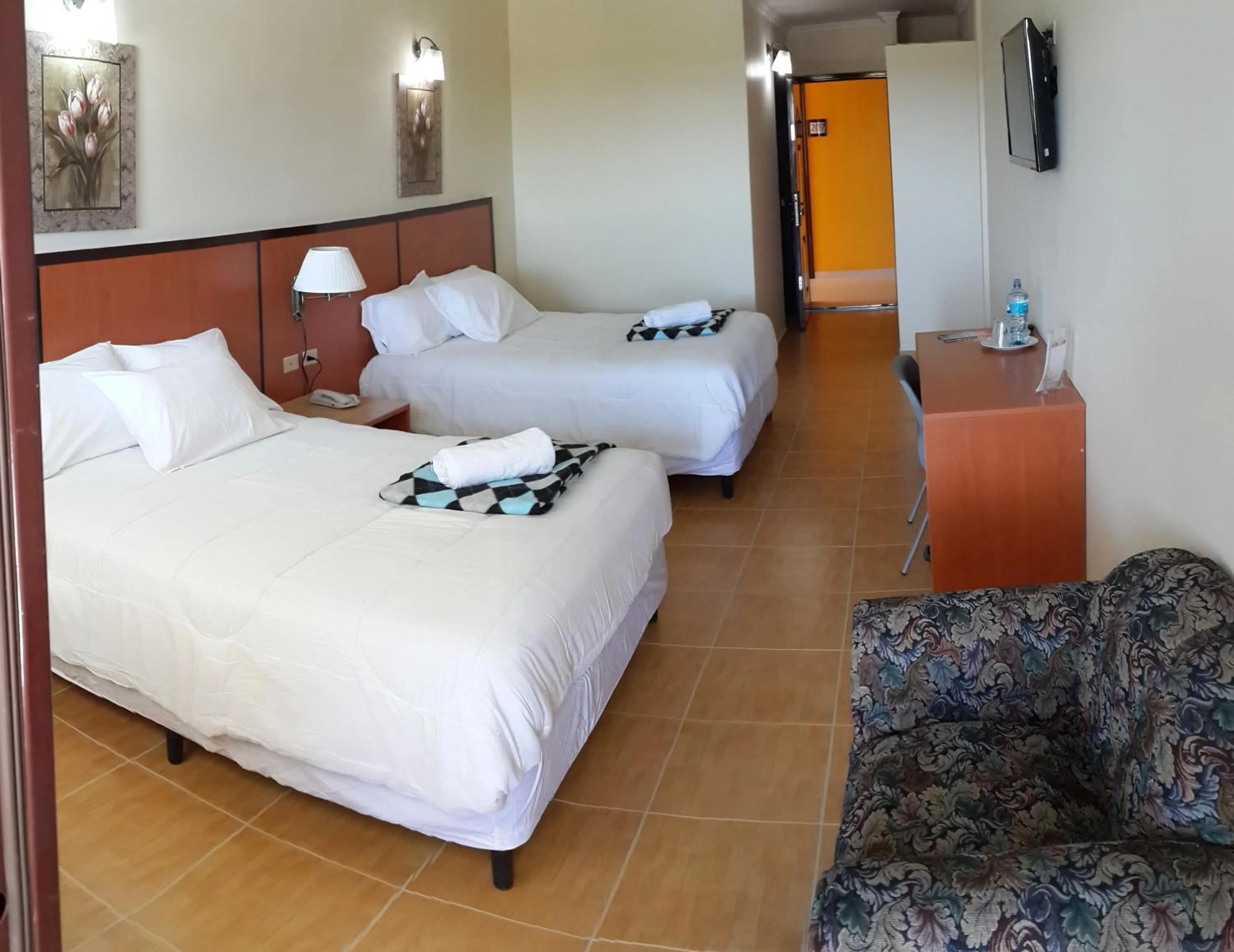 Photo of the whole room, Bed in Express Inn Coronado & Camping