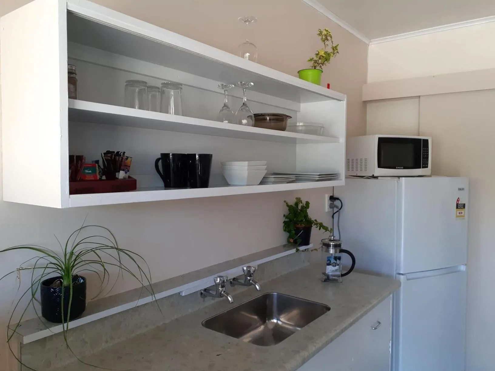 Kitchen or kitchenette in Golden Bay Motel