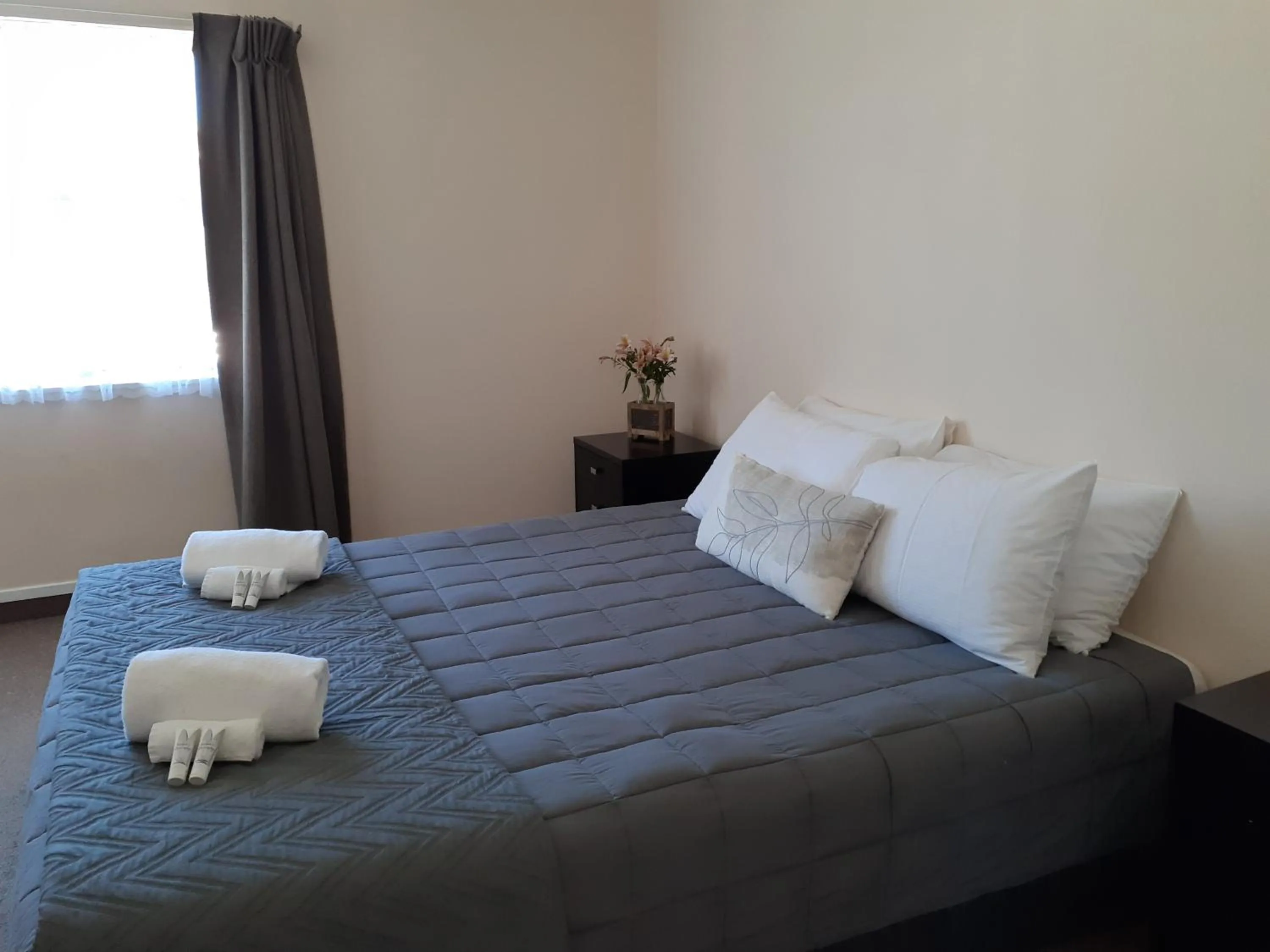 Bedroom, Bed in Golden Bay Motel