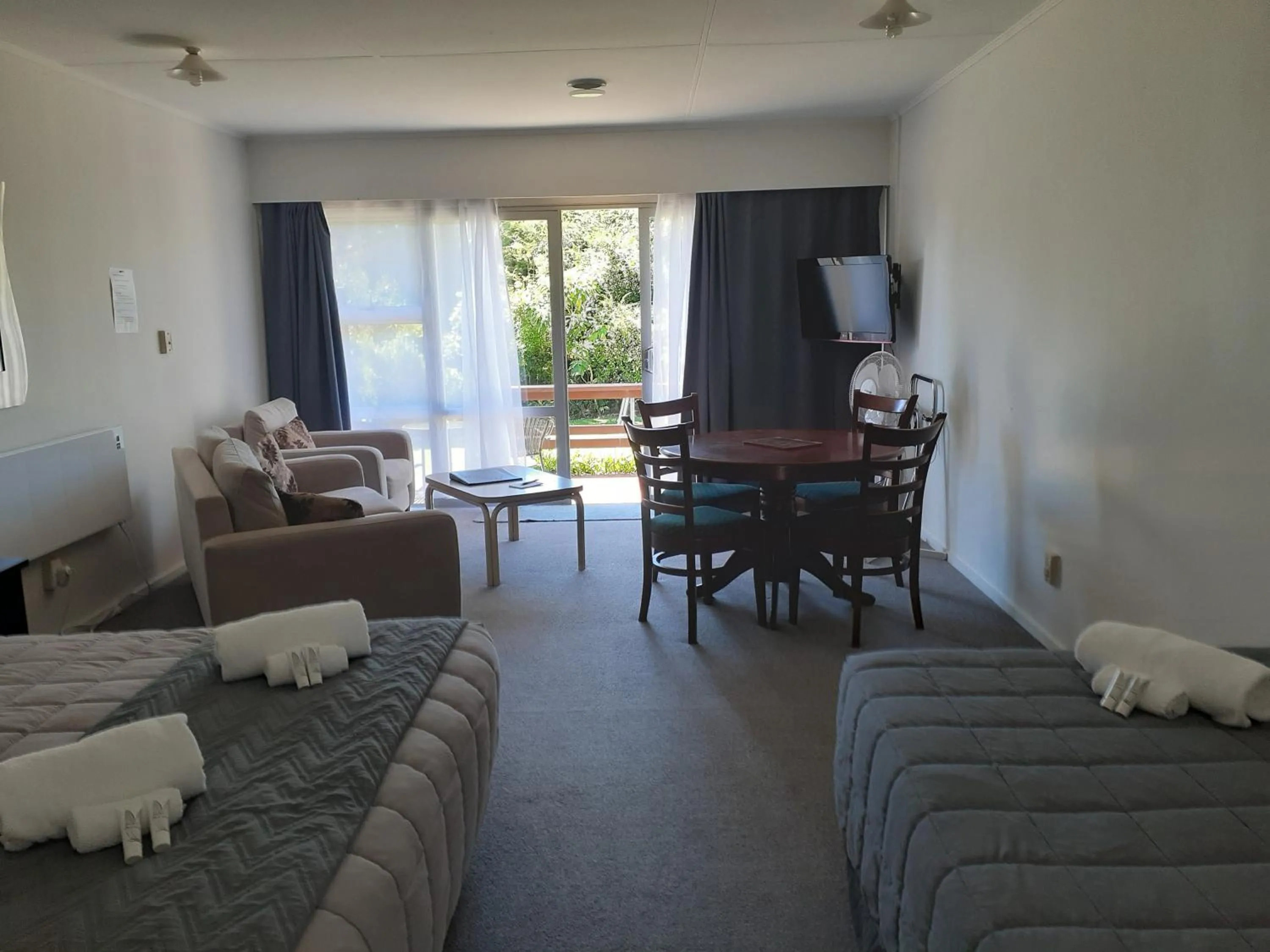 Seating area, Bed in Golden Bay Motel