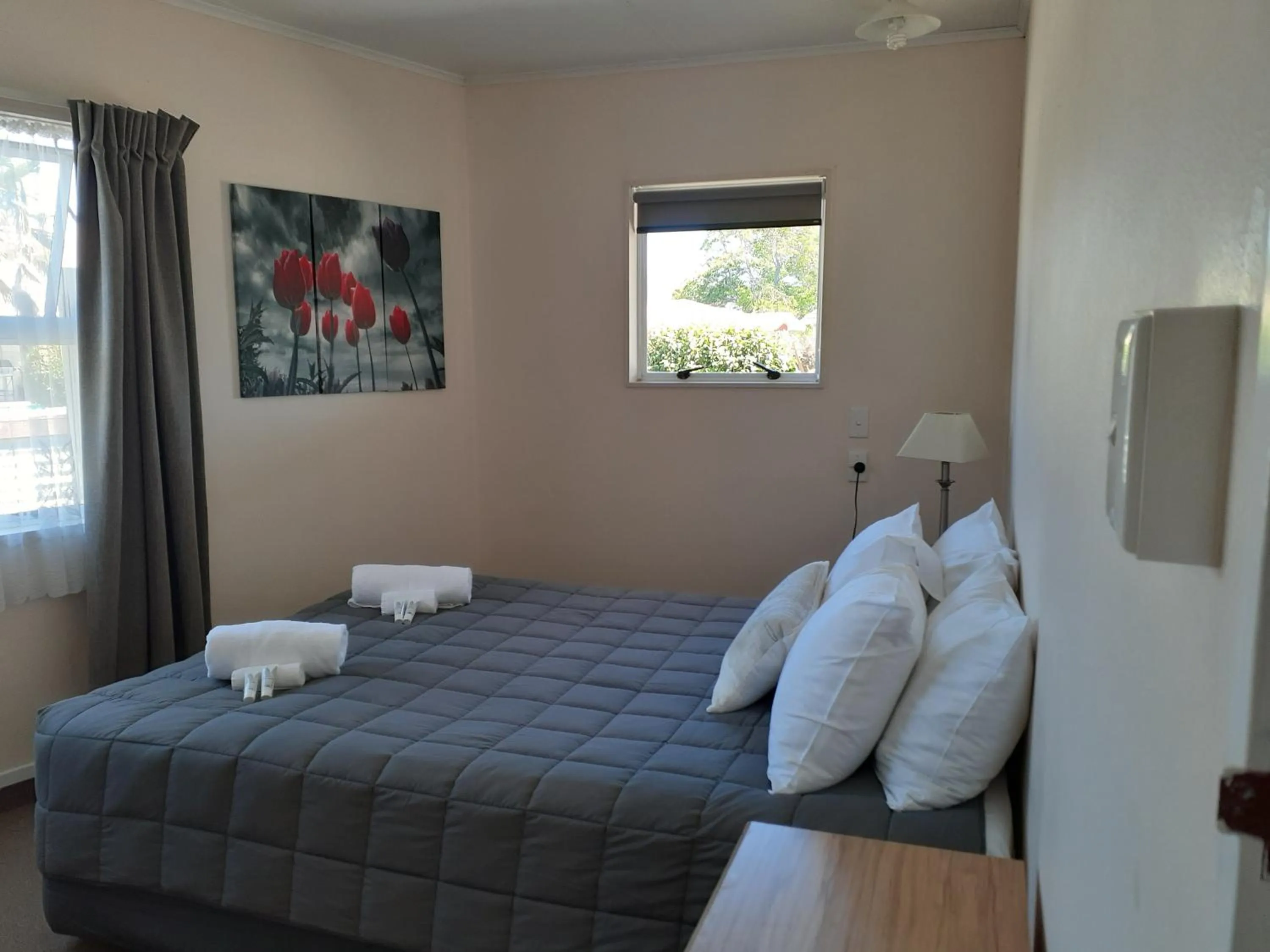 Bedroom, Bed in Golden Bay Motel