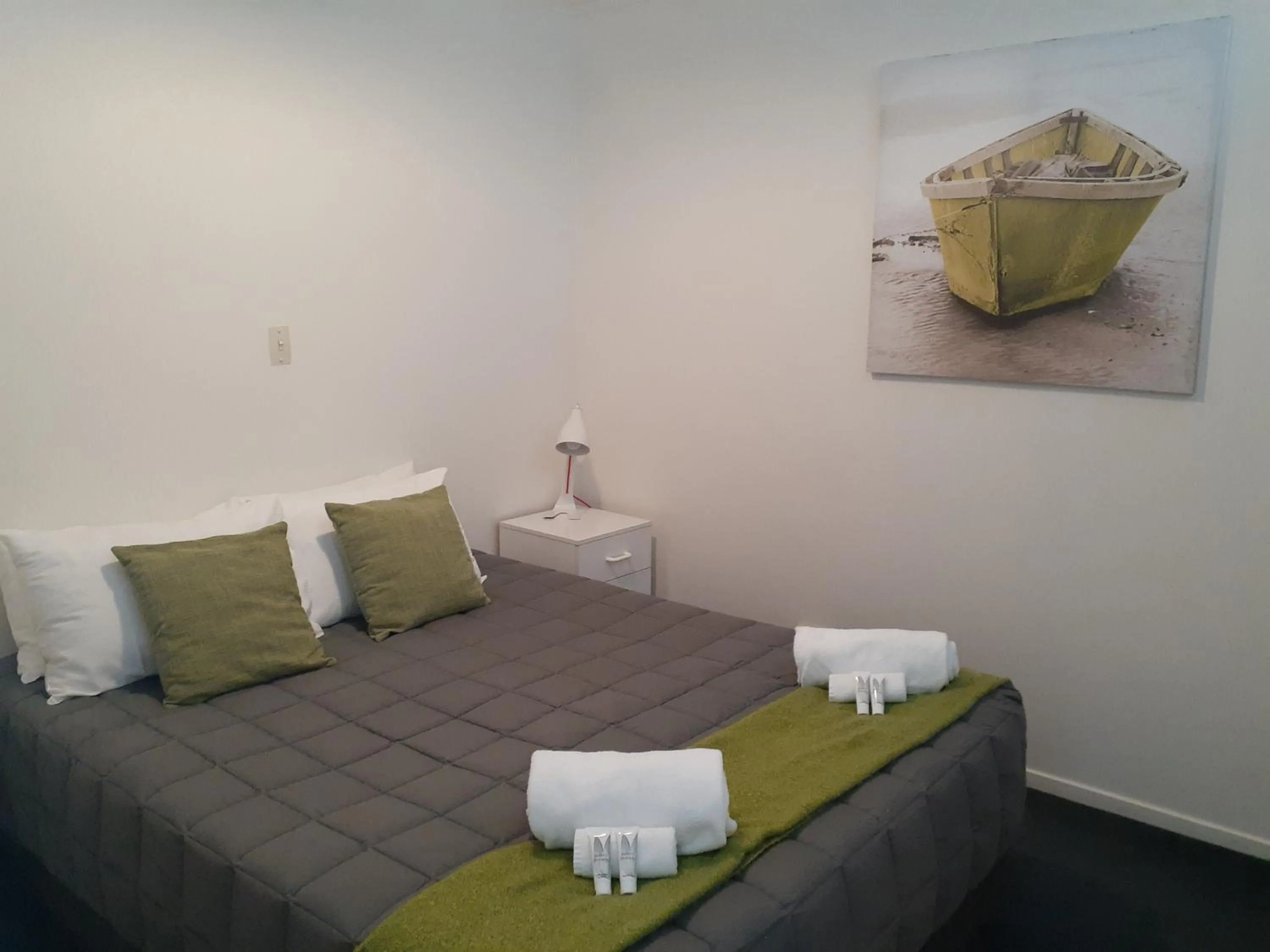 Bedroom, Bed in Golden Bay Motel