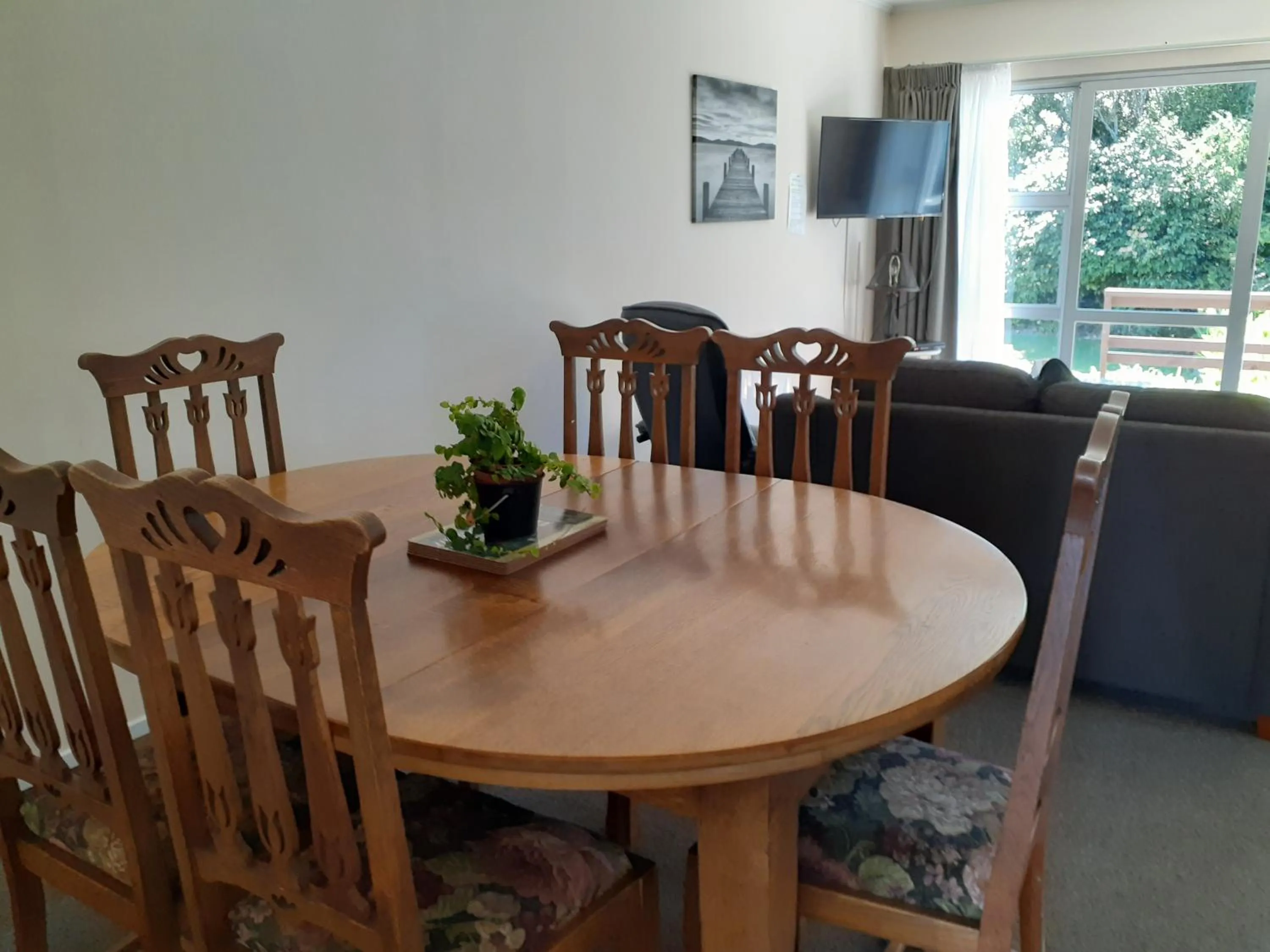 Dining area in Golden Bay Motel