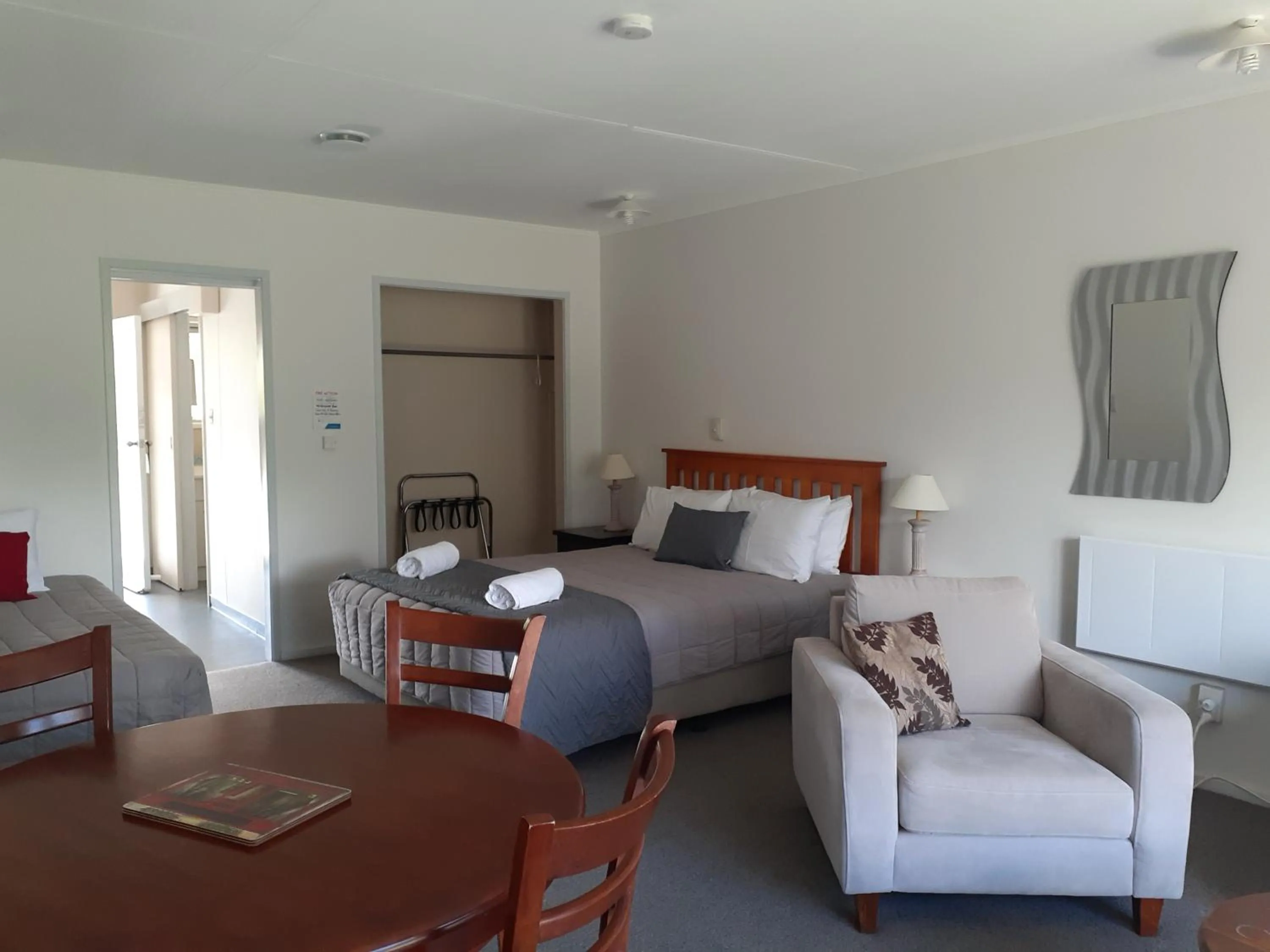 Living room, Bed in Golden Bay Motel