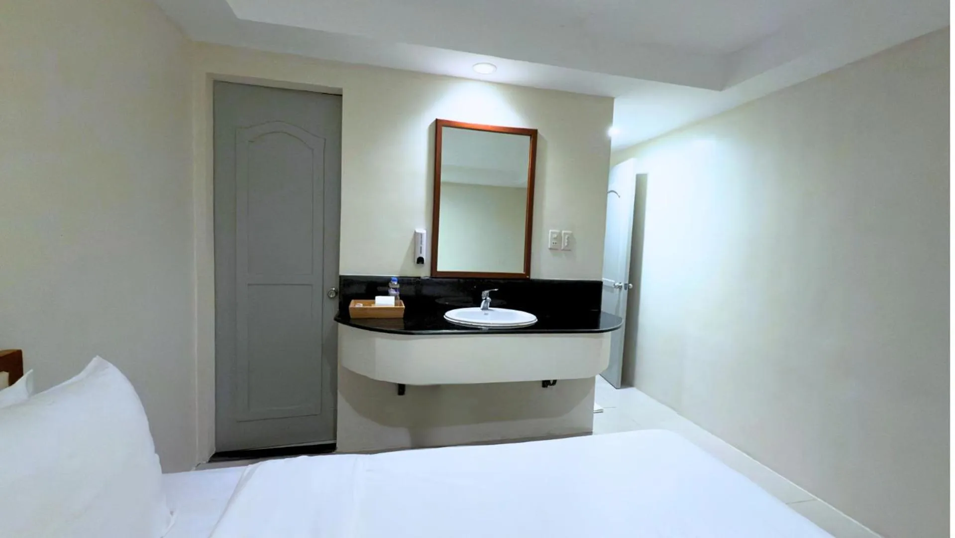 Bedroom, Bed in Whiterock Beach Hotel and Waterpark