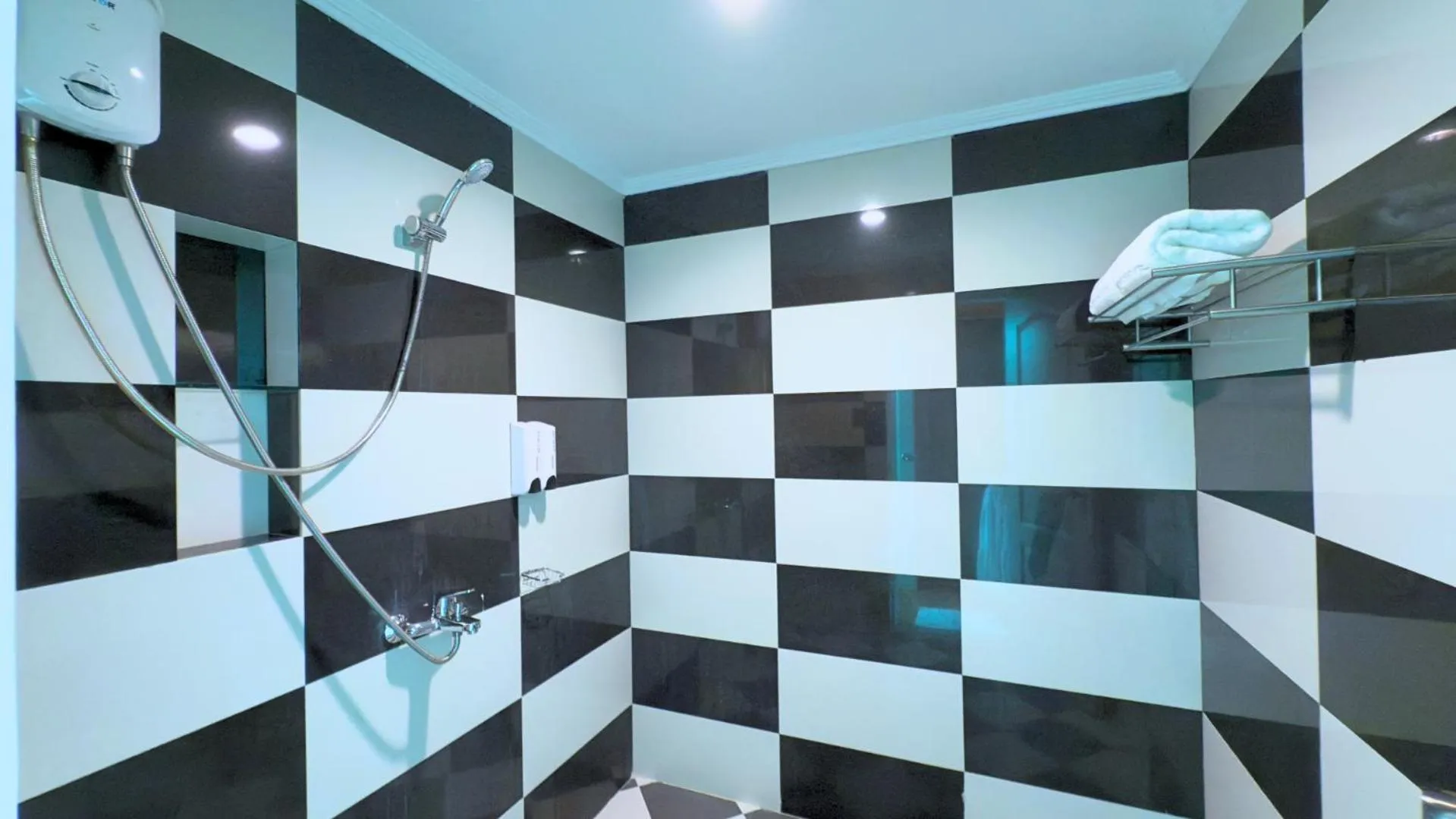 Shower in Whiterock Beach Hotel and Waterpark