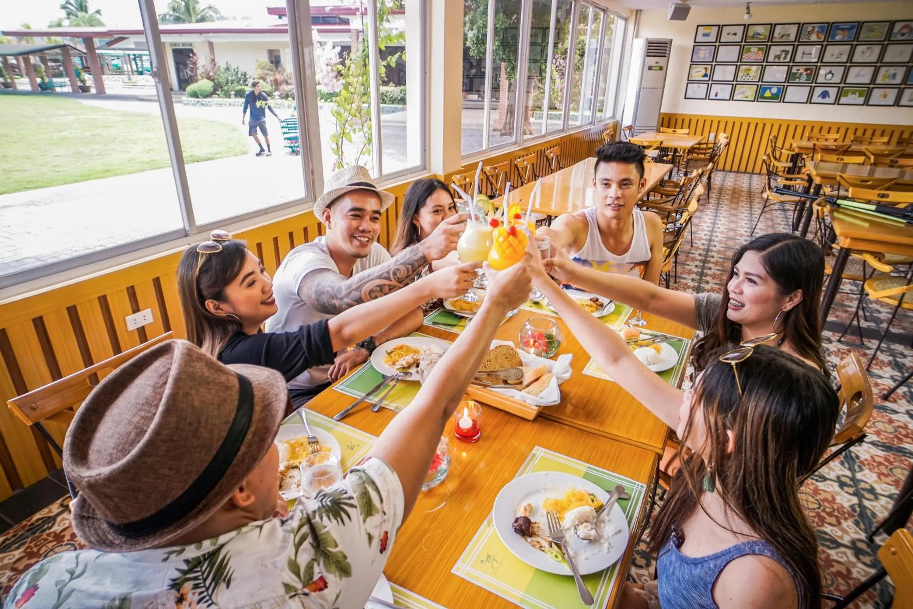 Restaurant/places to eat in Whiterock Beach Hotel and Waterpark