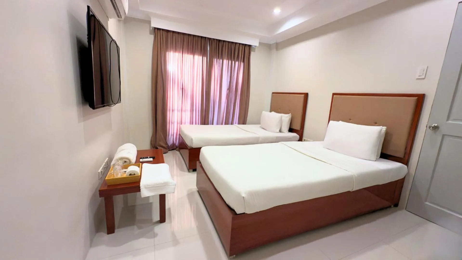 TV and multimedia, Bed in Whiterock Beach Hotel and Waterpark