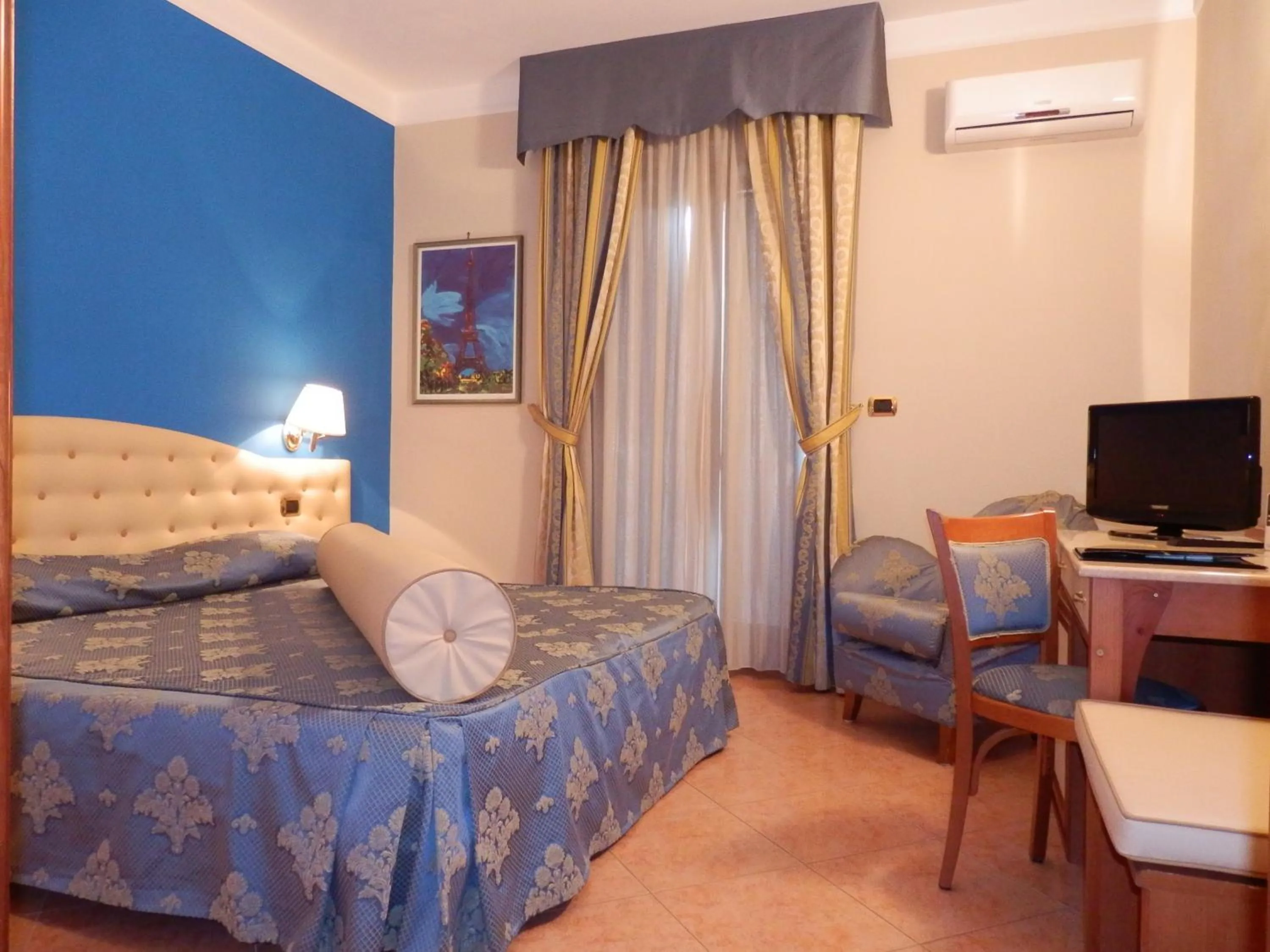 Photo of the whole room, Bed in Belsito Hotel