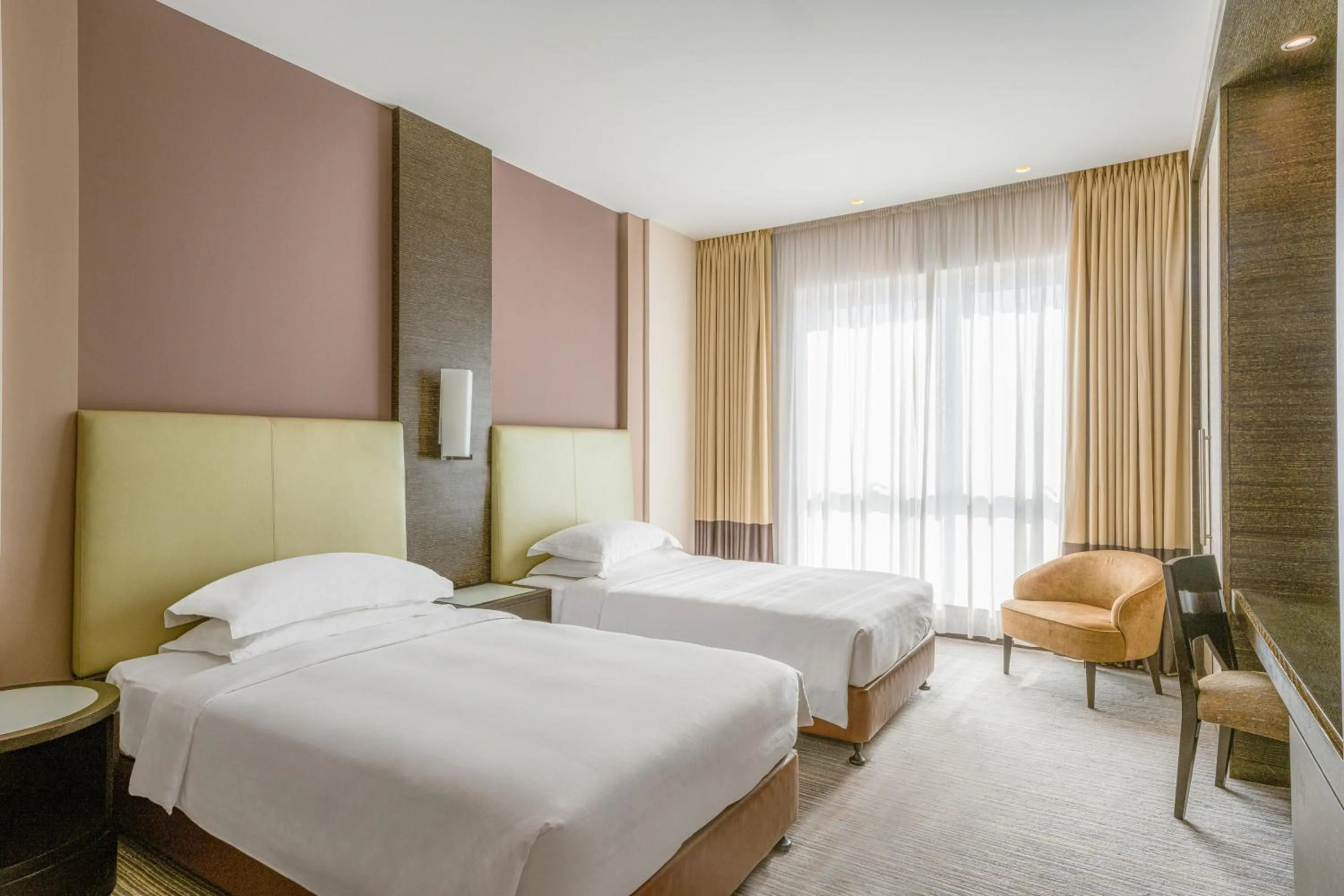 Photo of the whole room, Bed in Four Points by Sheraton Al Ain