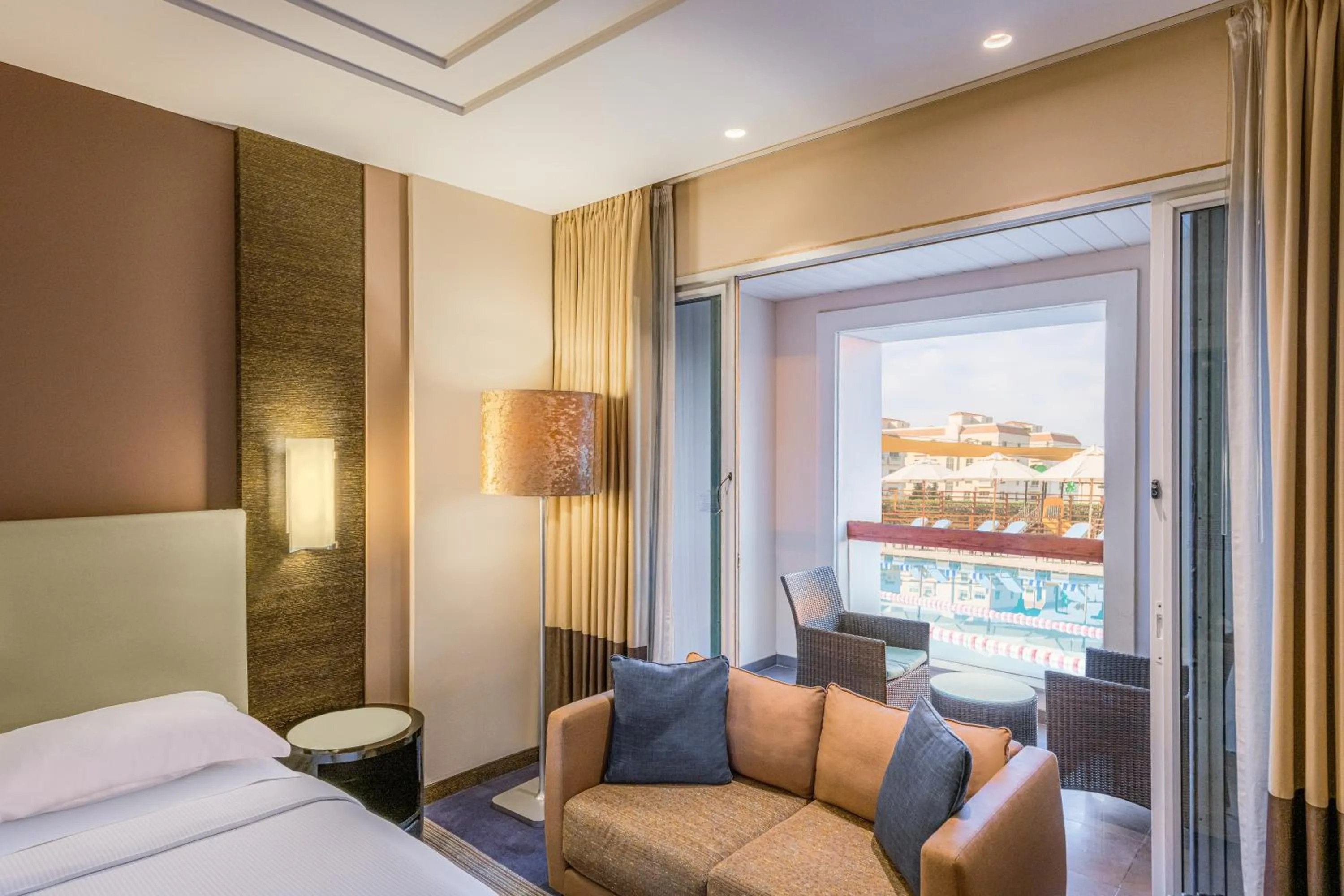 Balcony/Terrace, Bed in Four Points by Sheraton Al Ain