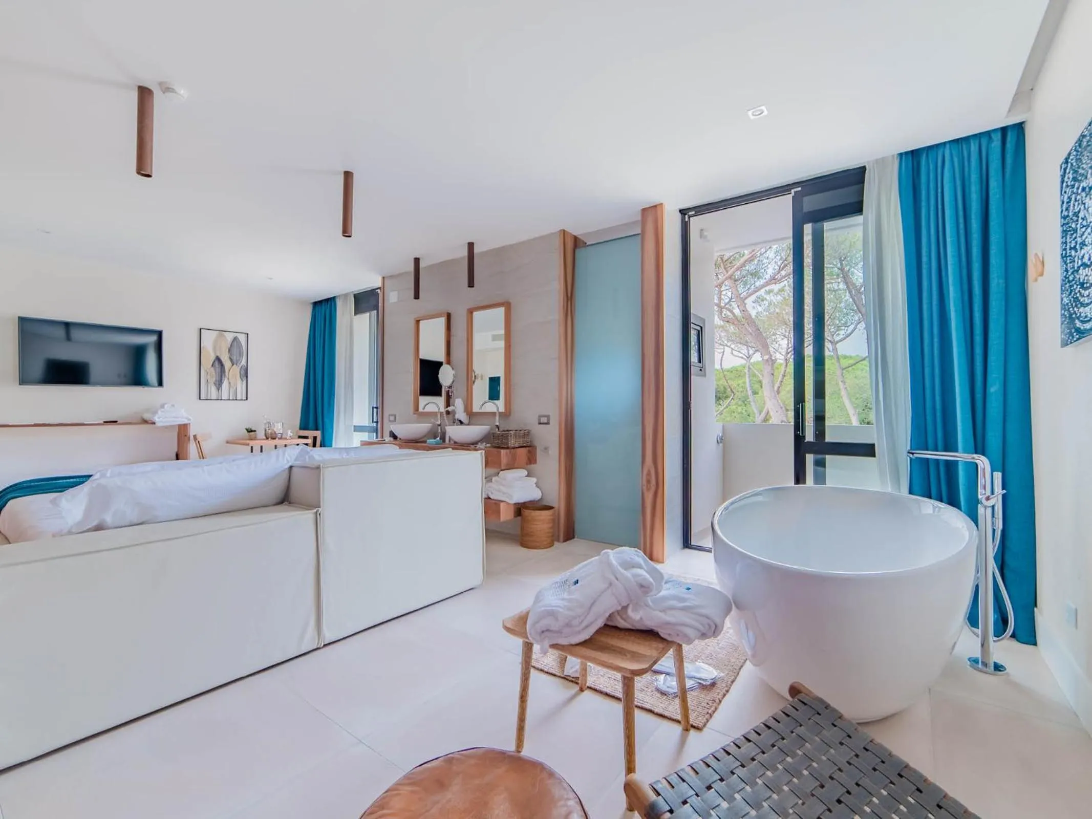 View (from property/room), Bed in Cumeja Beach Club & Hotel