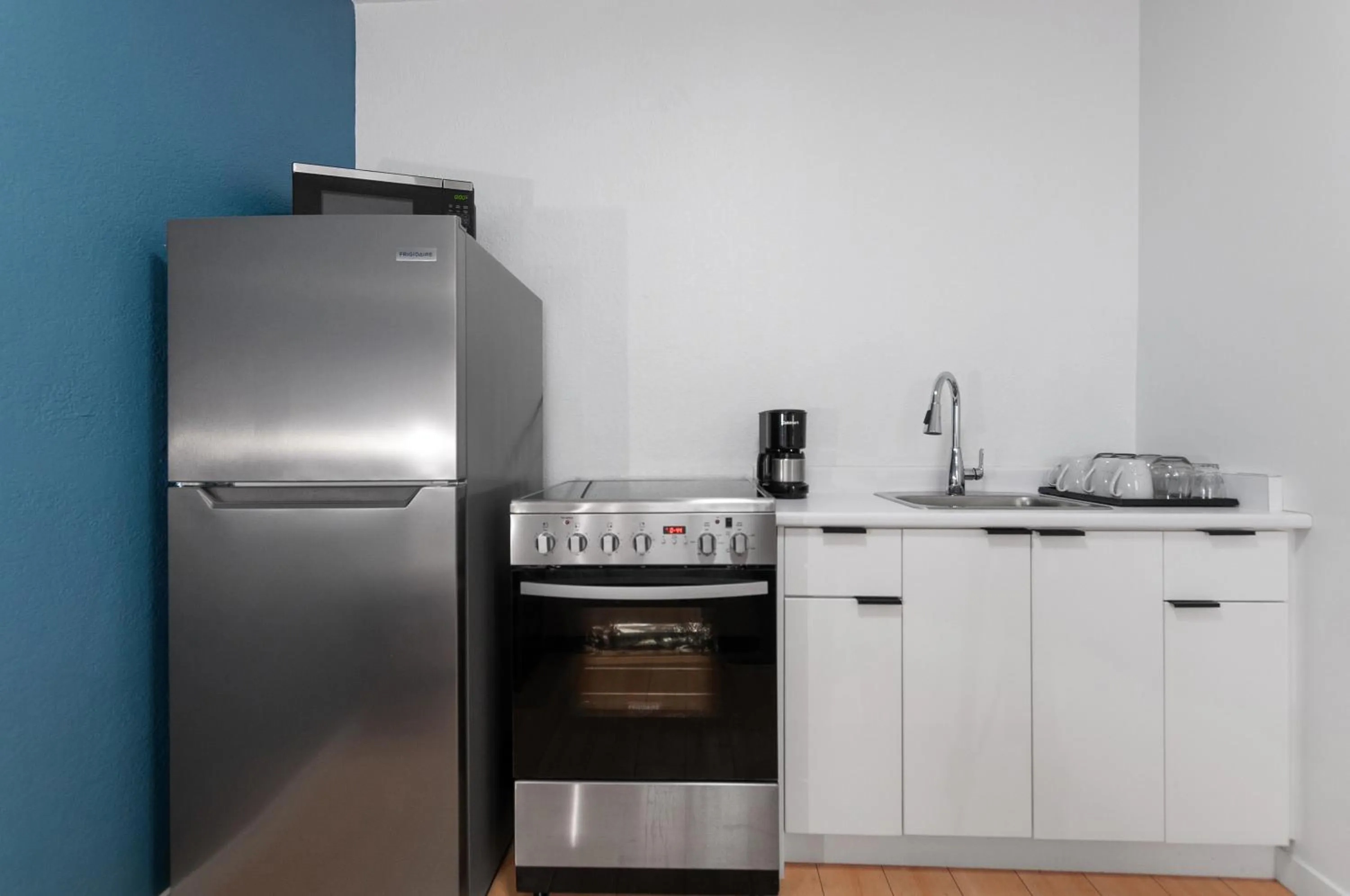 Coffee/tea facilities in Kettle Valley Beach Resort