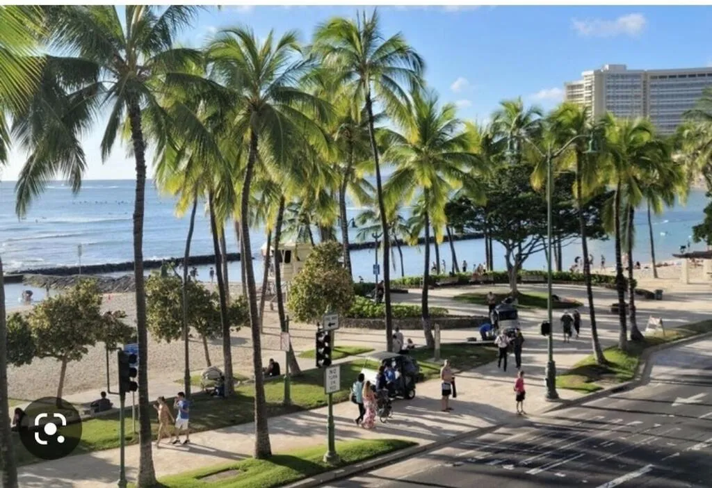 Lovely Condo 2 Bedrooms, 2 bathrooms, free 1 Parking at Waikiki Beach