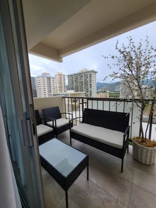 Lovely Condo 2 Bedrooms, 2 bathrooms, free 1 Parking at Waikiki Beach