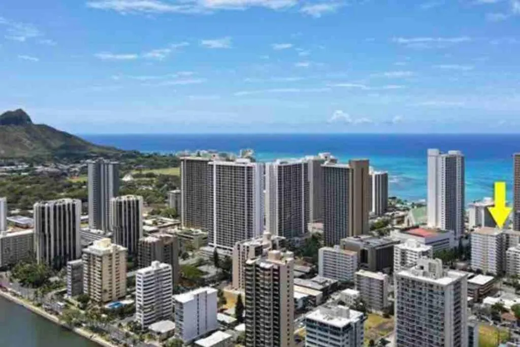 Lovely Condo 2 Bedrooms, 2 bathrooms, free 1 Parking at Waikiki Beach