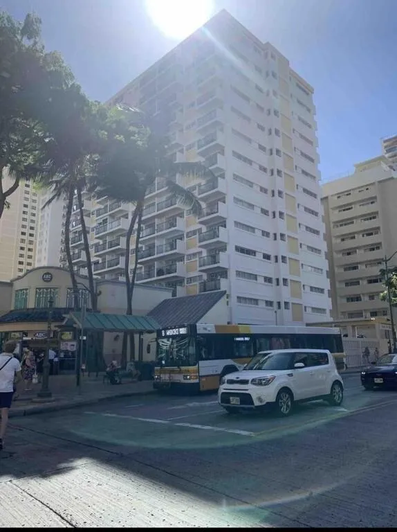 Lovely Condo 2 Bedrooms, 2 bathrooms, free 1 Parking at Waikiki Beach