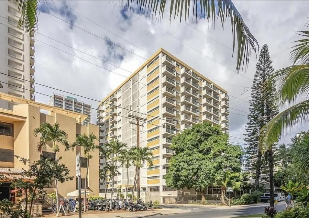 Lovely Condo 2 Bedrooms, 2 bathrooms, free 1 Parking at Waikiki Beach